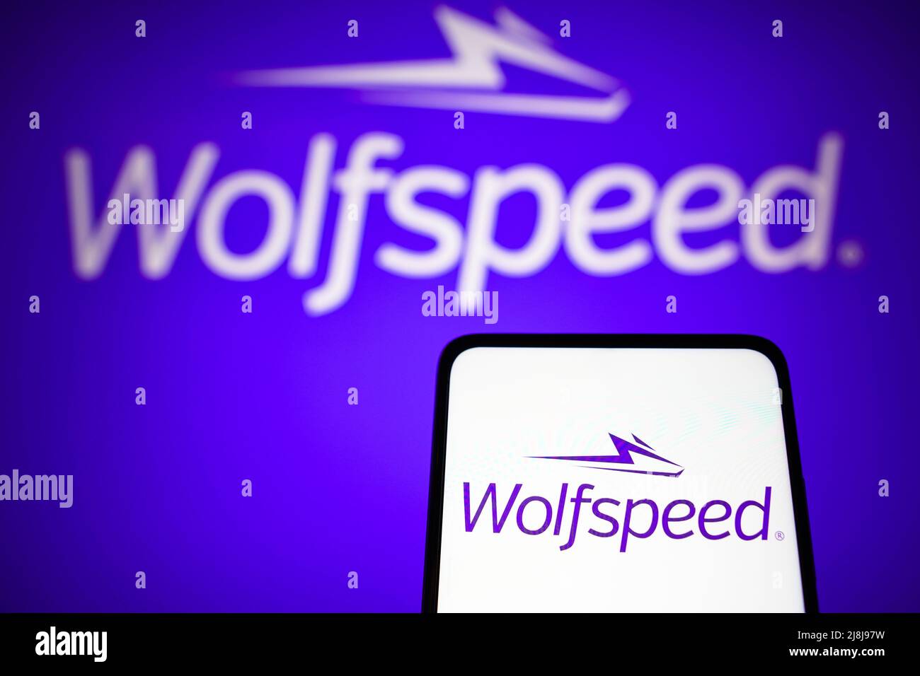 Brasilien. 16.. Mai 2022. In dieser Abbildung ist das Wolfspeed, Inc.-Logo auf einem Smartphone und im Hintergrund zu sehen. (Bild: © Rafael Henrique/SOPA Images via ZUMA Press Wire) Stockfoto