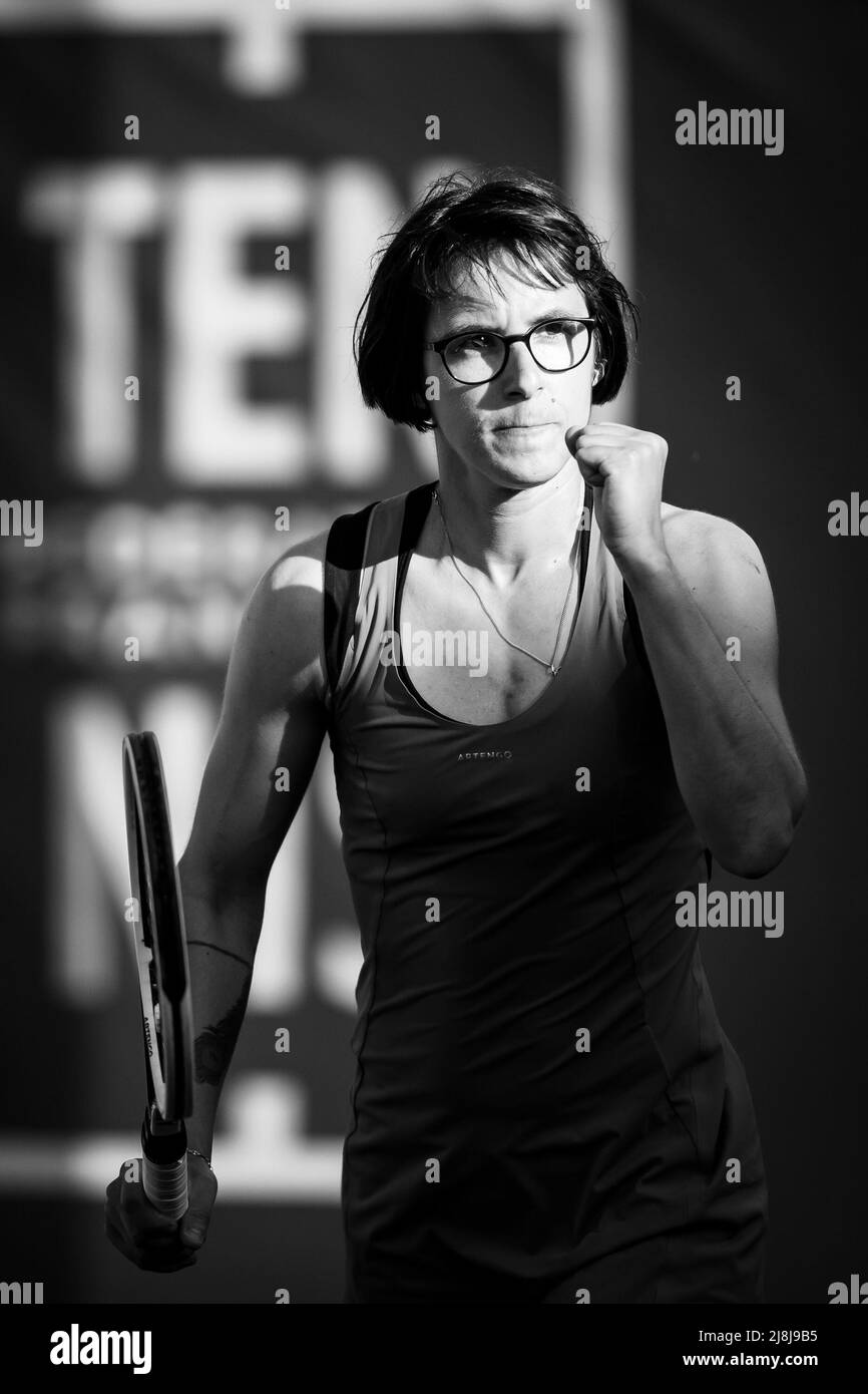 Straßburg, Frankreich. 16.. Mai 2022. Julie Gervais aus Frankreich feiert einen Punkt bei ihrem Einzelspiel der 32. Runde der Internationaux de Strasbourg 2022 gegen Aliaksandra Sasnovich im Tennis Club de Strasbourg in Straßburg, Frankreich Dan O' Connor/SPP Credit: SPP Sport Press Foto. /Alamy Live News Stockfoto