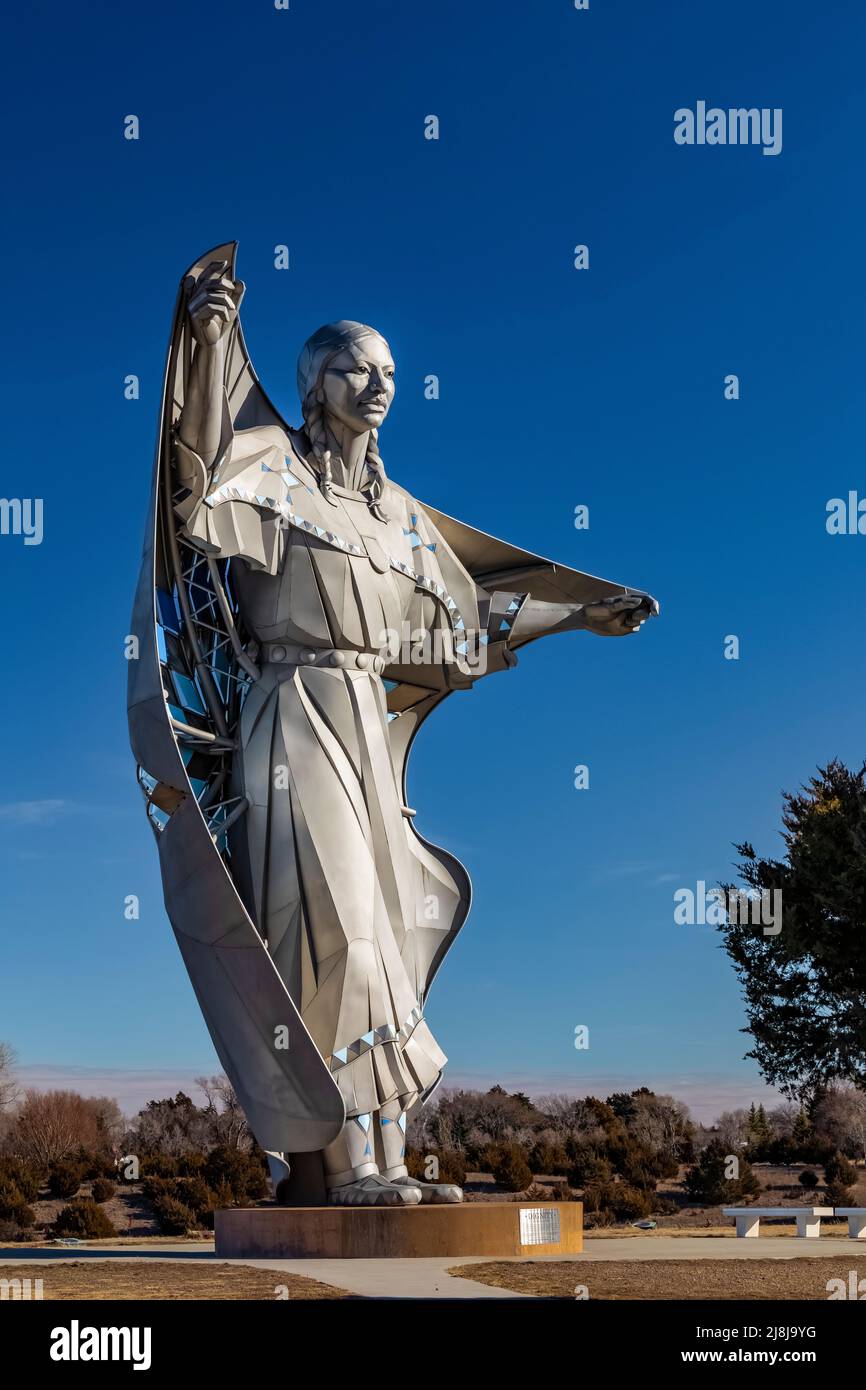 Dignity of Earth & Sky Statue des Künstlers Dale Claude Lamsphere porträtiert indische Frauen in Plains, South Dakota, USA [Keine Künstler- oder Eigentumsfreigabe; editori Stockfoto Dignity of Earth & Sky Statue des Künstlers Dale Claude Lamsphere porträtiert indische Frauen in Plains, South Dakota, USA [Keine Künstler- oder Eigentumsfreigabe; editori Stockfoto