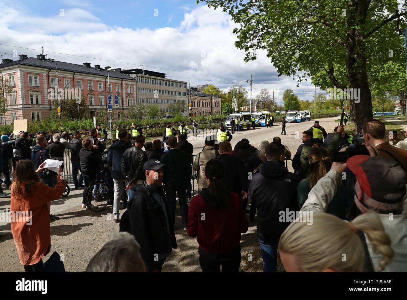 Der Parteivorsitzende der rechtsextremen Partei Stram Kurs, Rasmus Paludan, kam am Samstag nach Uppshala. Die Polizei gab ihm zuerst die Erlaubnis auf dem Vaksala-Platz, aber der Ort wurde in Österplan geändert. Im Bild: Hier Rasmus Paludan in Österplan. Stockfoto