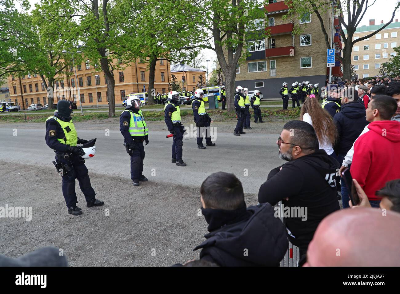 Der Parteivorsitzende der rechtsextremen Partei Stram Kurs, Rasmus Paludan, kam am Samstag nach Uppshala. Die Polizei gab ihm zuerst die Erlaubnis auf dem Vaksala-Platz, aber der Ort wurde in Österplan geändert. Auf dem Bild: Bereitschaftspolizei (auf schwedisch: Kravallpolis) in Österplan. Stockfoto