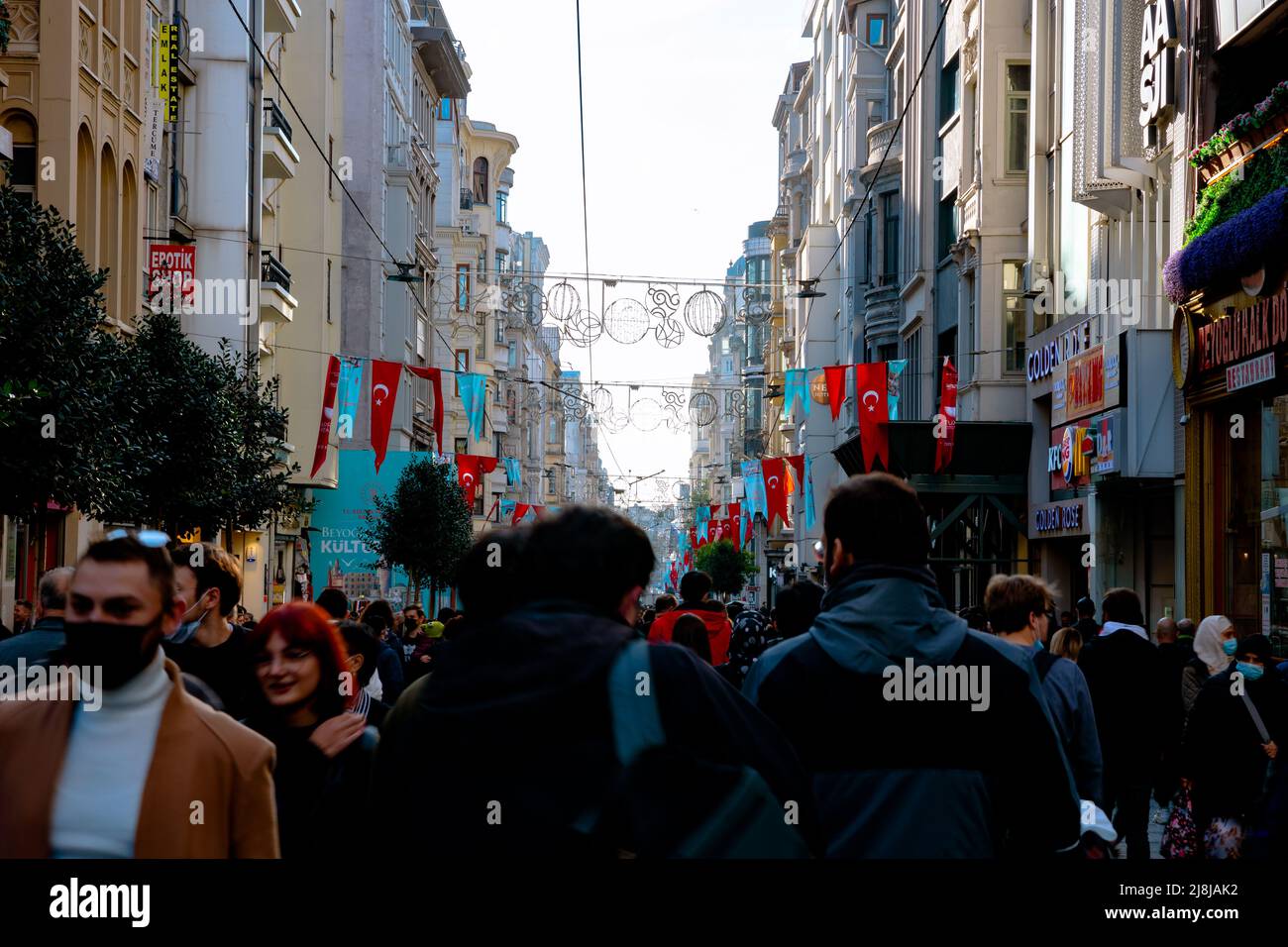 Istiklal Avenue oder Istiklal Caddesi Blick mit überfüllten. Istanbul Türkei - 11.13.2021 Stockfoto
