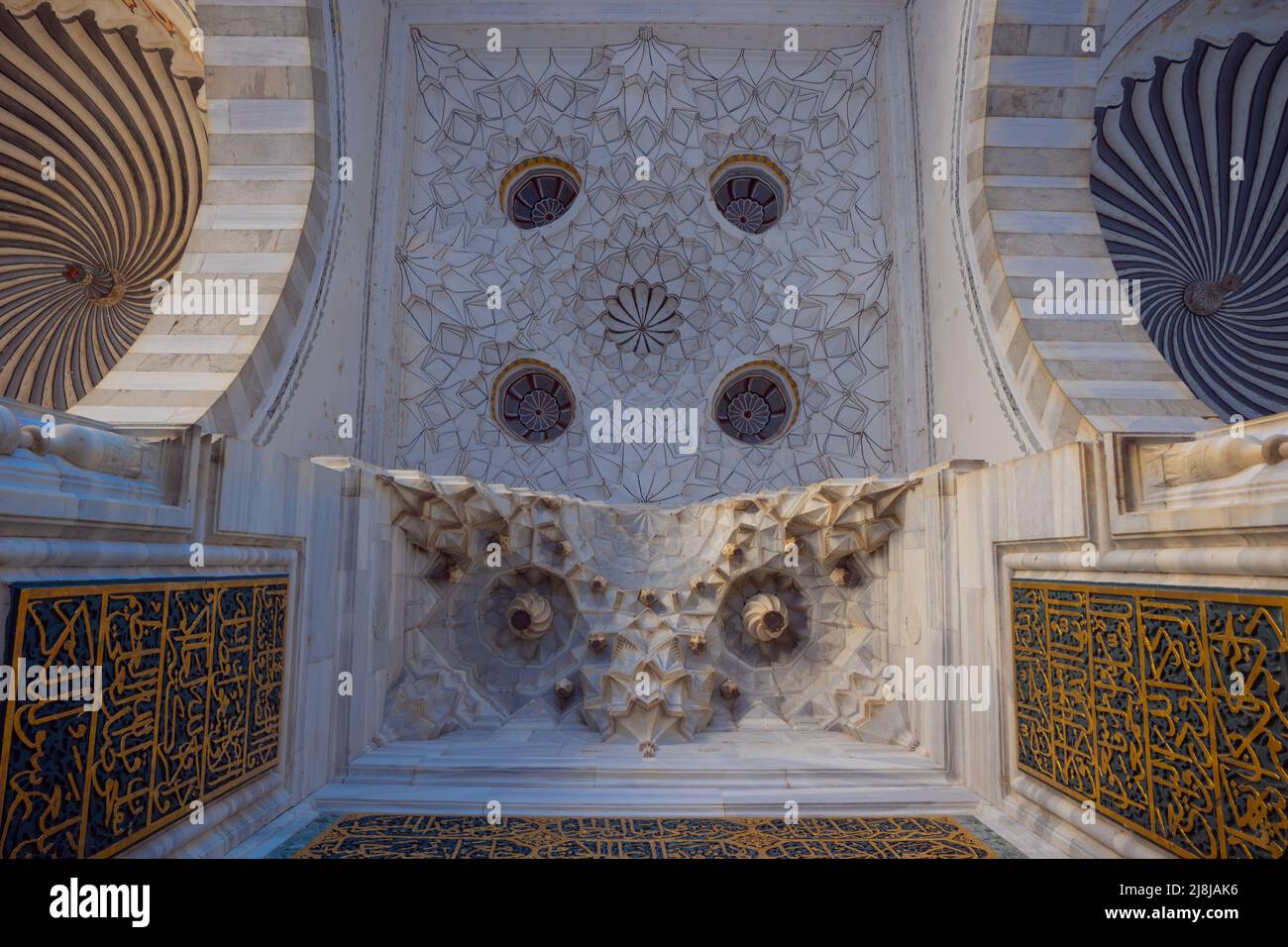 Steindekorationen des Haupttores der Bayezid II Moschee in Edirne. Edirne Türkei - 10.25.2021 Stockfoto