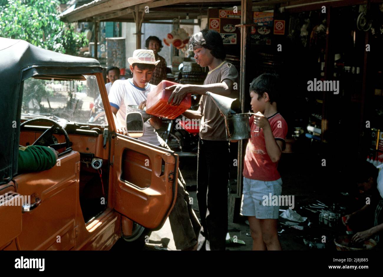 Abfüllung an der örtlichen Tankstelle in Ubud, Bali, Indonesien 1984 Stockfoto