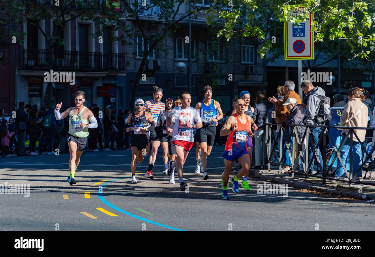 Ein Bild einer Gruppe von Läufern, die an der Zurich Rock ‘n’ Roll Running Series Madrid teilnehmen. Stockfoto