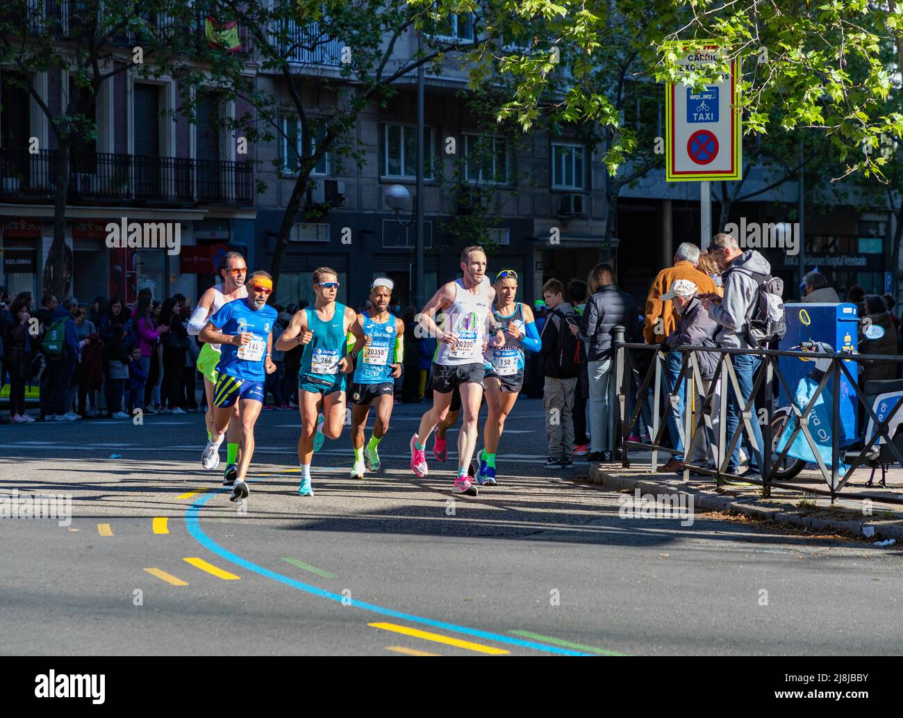 Ein Bild einer Gruppe von Läufern, die an der Zurich Rock ‘n’ Roll Running Series Madrid teilnehmen. Stockfoto