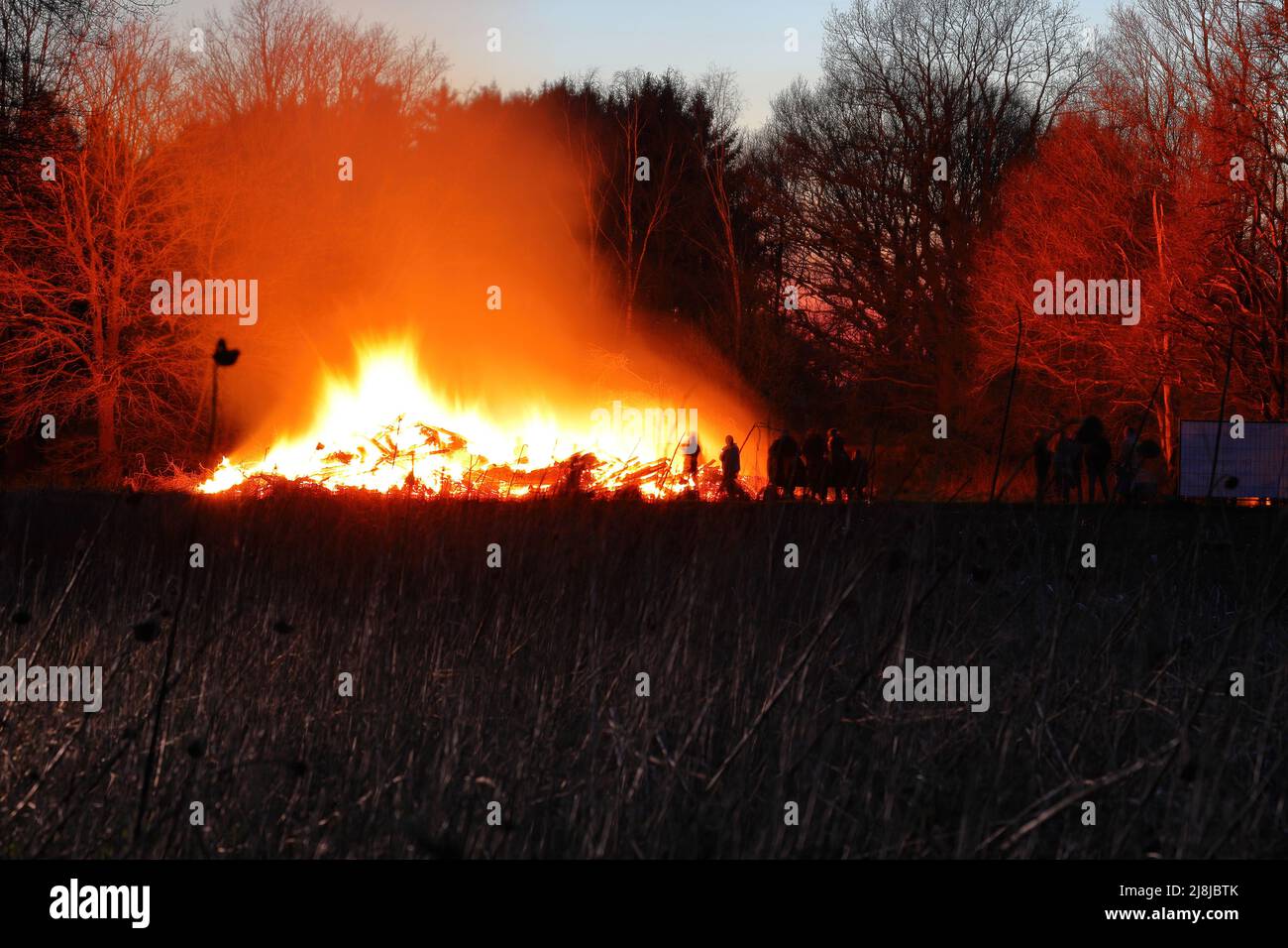 Szenische Nachtaufnahme eines osterfeuers Stockfoto