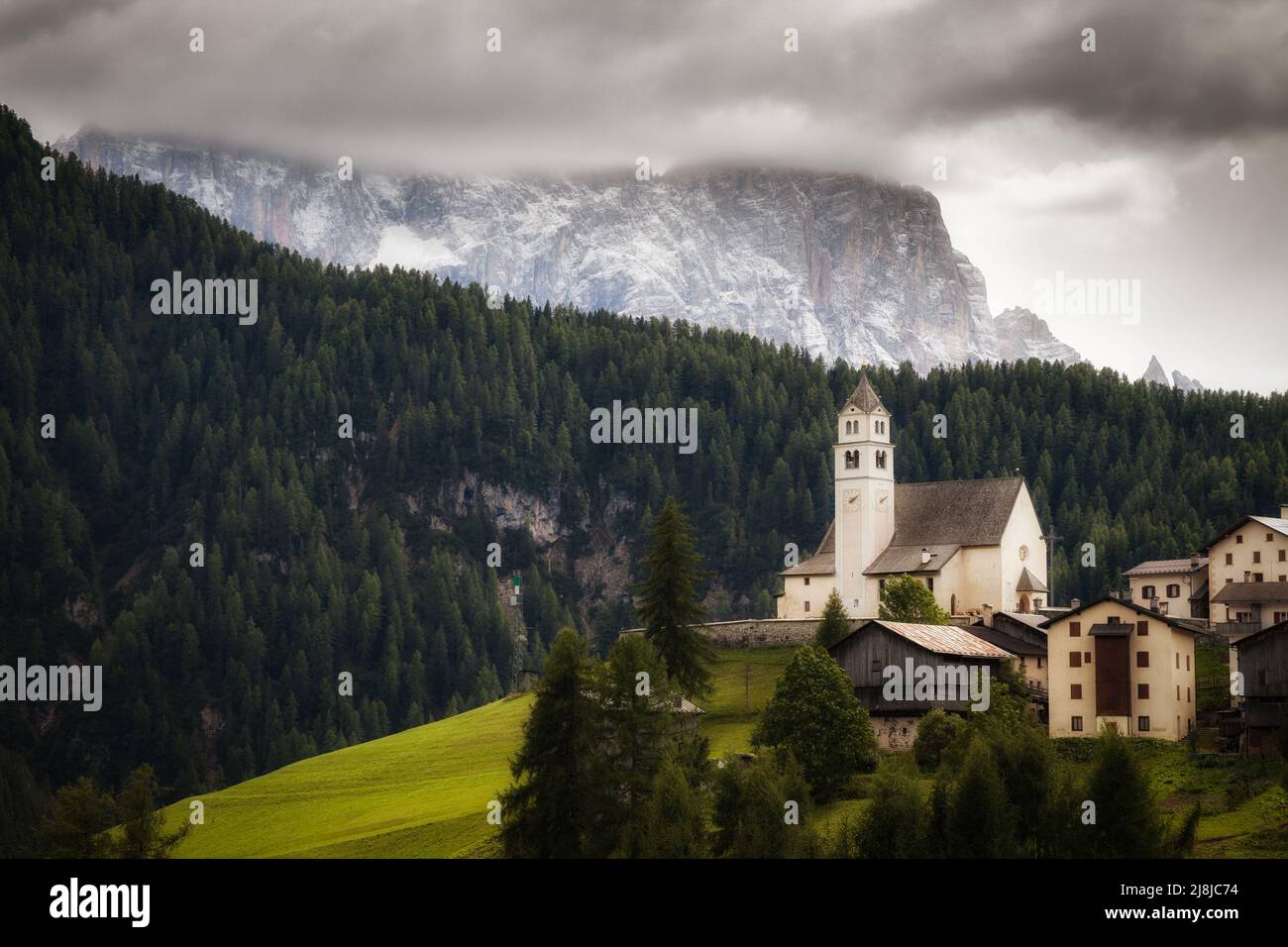 Colle Santa Lucia, ein kleines Dorf in den italienischen Dolomiten Stockfoto