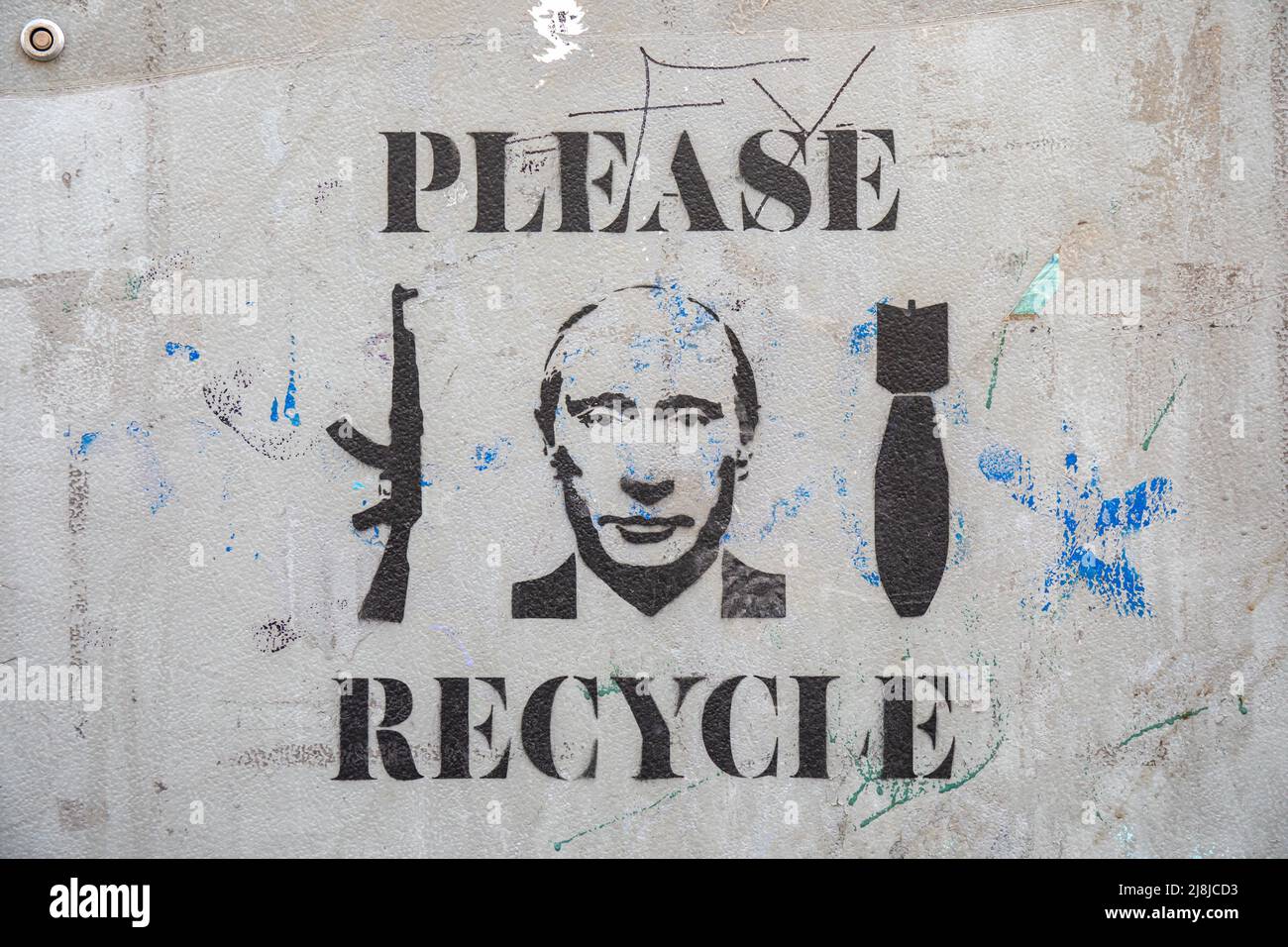 Bitte recyceln. Anti-Putin-Schablonen-Graffiti von Plan B. Street Art. Stockfoto
