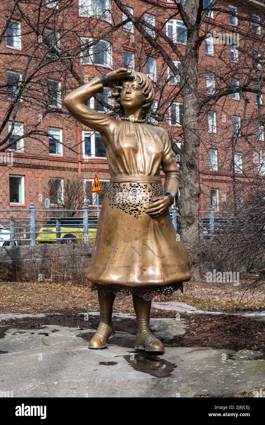 Odotus oder Erwartung. Bronzeskulptur von Pekka Jylhä (2010) im Kaivopuisto Park, Helsinki, Finnland. Stockfoto