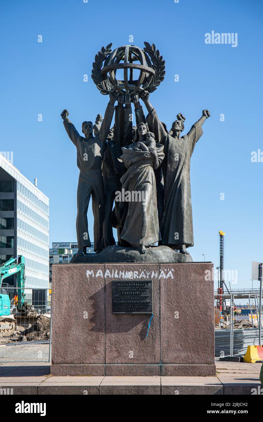 Maailman räyhää. Entstellte Maailman rauha-Skulptur von Oleg Kiryuhin (1989) im Stadtteil Hakaniemi in Helsinki, Finnland. Stockfoto