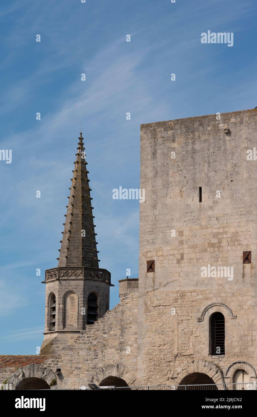 Arles Amphitheater (erbaut 90 n. Chr.). Die Türme auf der Spitze sind mittelalterliche Extras. Im Hintergrund der Glockenturm von Église Couvent des Cordeliers. Arles. Stockfoto