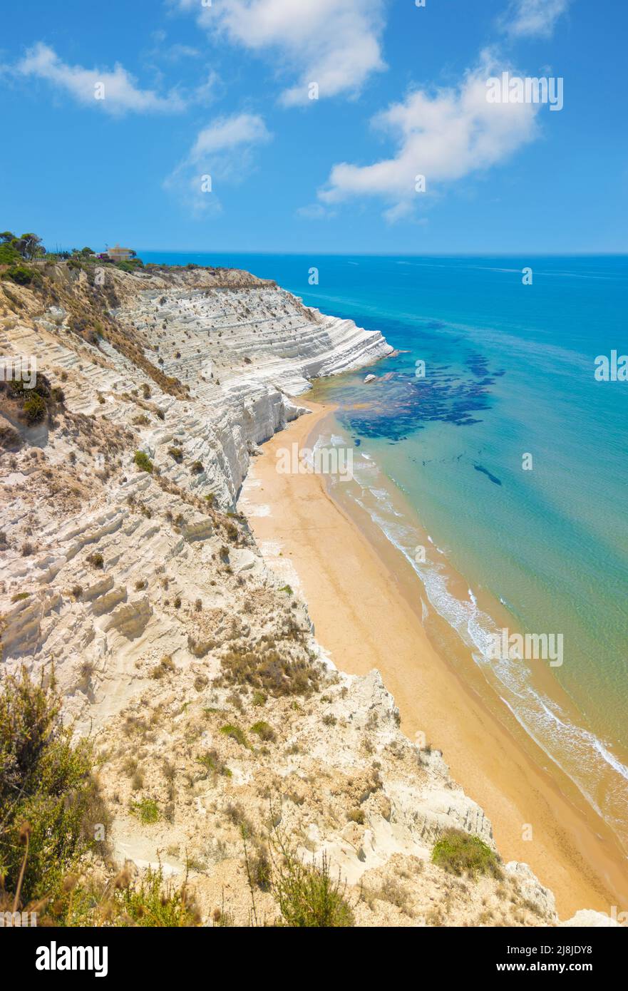 Scala dei Turchi (Italien) - die sehr berühmte weiße Felsklippe an der Küste in der Gemeinde Porto Empedocle, Agrigento, Sizilien, schönen goldenen Strand Stockfoto