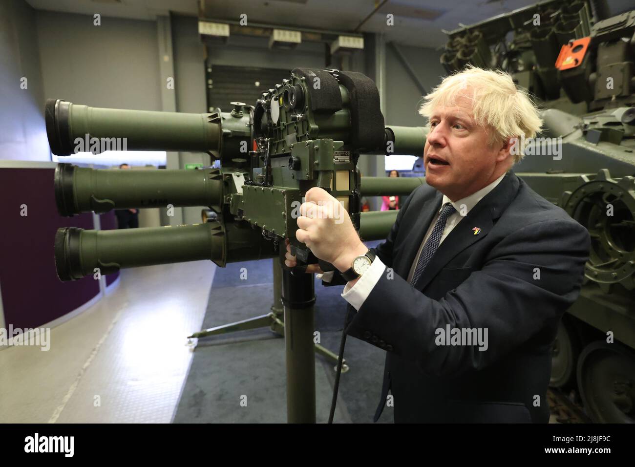 Premierminister Boris Johnson mit einem Mark 3-Schulterabschuss-LML-Raketensystem (Lightweight Multiple Launcher) beim Waffenhersteller Thales in Belfast während seines Besuchs in Nordirland zu Gesprächen mit Stormont-Parteien. Bilddatum: Montag, 16. Mai 2022. Stockfoto