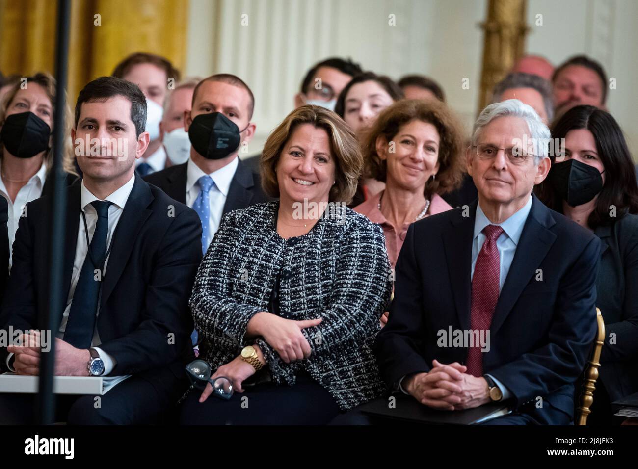 Washington, USA. 16.. Mai 2022. Lisa Monaco, stellvertretende US-Generalanwältin, Zentrum, und Merrick Garland, US-Generalanwältin, rechts, Hören Sie bei einer Veranstaltung zu, bei der die Medaillen des Beauftragten für öffentliche Sicherheit von Valor im East Room des Weißen Hauses in Washington, DC, USA, am Montag, den 16. Mai, verliehen werden. 2022. Die Medaille von Valor wird an Beamte der öffentlichen Sicherheit verliehen, die ungeachtet der persönlichen Sicherheit außergewöhnlichen Mut gezeigt haben, um andere zu retten oder vor Schaden zu schützen, so das Weiße Haus. Fotograf: Al Drago/Pool/Sipa USA Kredit: SIPA USA/Alamy Live News Stockfoto