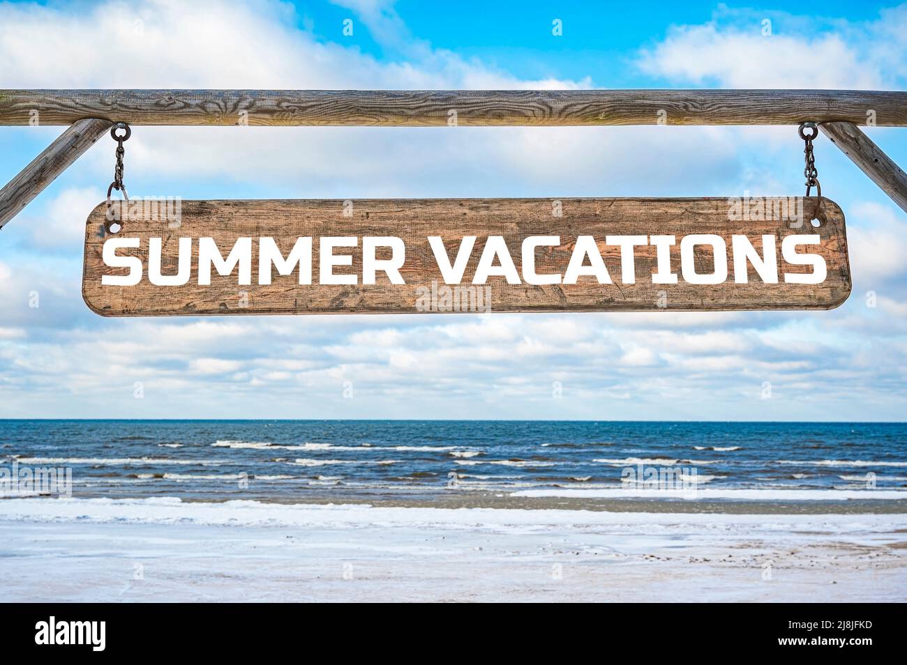 Sommerferien Holzschild gegen blauen Himmel und Meer mit Wellen Hintergrund. Stockfoto