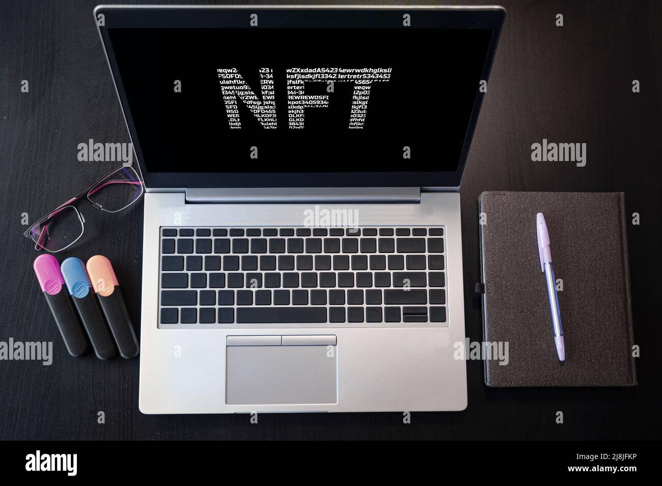 Draufsicht auf Laptop mit Text-NFT. Nicht fungibler Token. Stockfoto