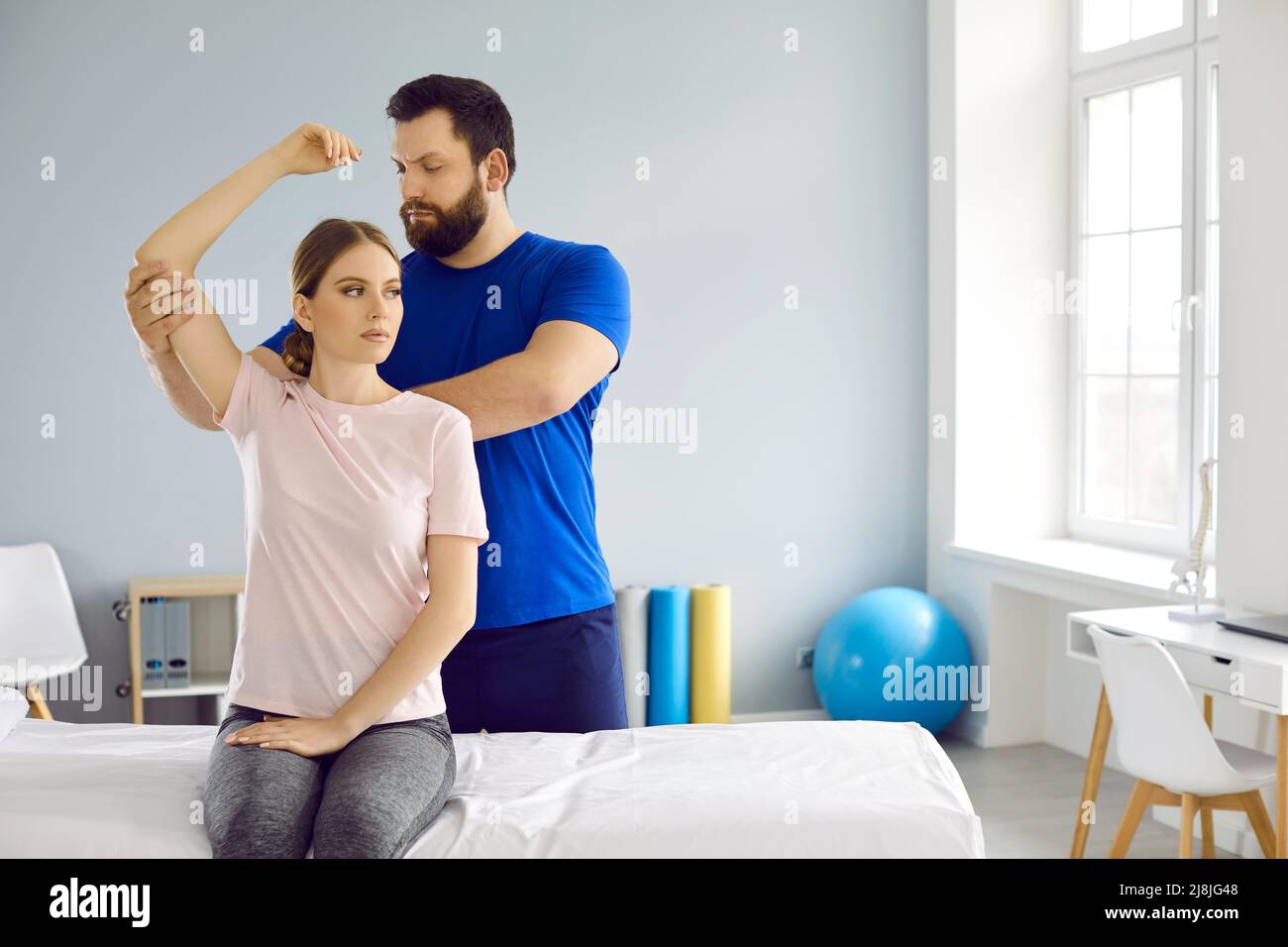Chiropraktiker, Osteopath oder Physiotherapeut, der seinem Patienten während der Rehabilitation