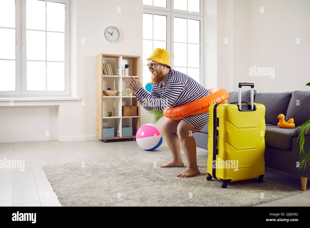 Lustige fette Mann bleibt zu Hause und gibt vor, Spaß Sommerurlaub am Strand zu haben Stockfoto