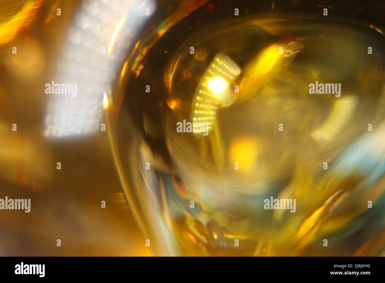 Aliens, fantastisch, Alkohol, alkoholisches Getränk, Bernstein, Automobilbeleuchtung, Barware, becherovka, Schnaps, Kreis, Nahaufnahme, Getränk, Trinkgeschirr, Flüssigkeit, Glas Stockfoto