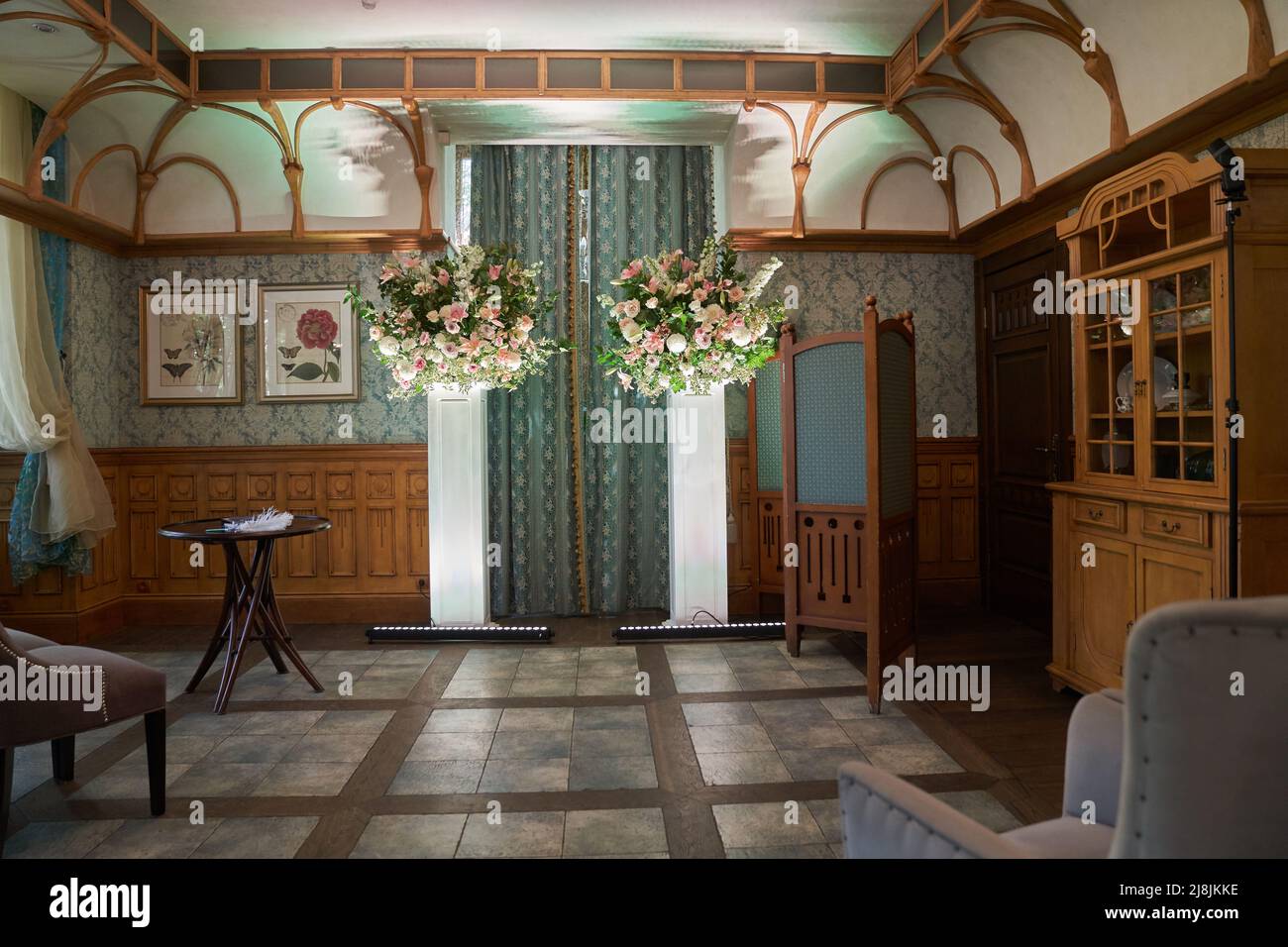 Schöner Vintage-Saal für eine Hochzeitszeremonie.Elegantes Interieur-Design mit Blumen im Vintage-Stil. Hochwertige Fotos Stockfoto