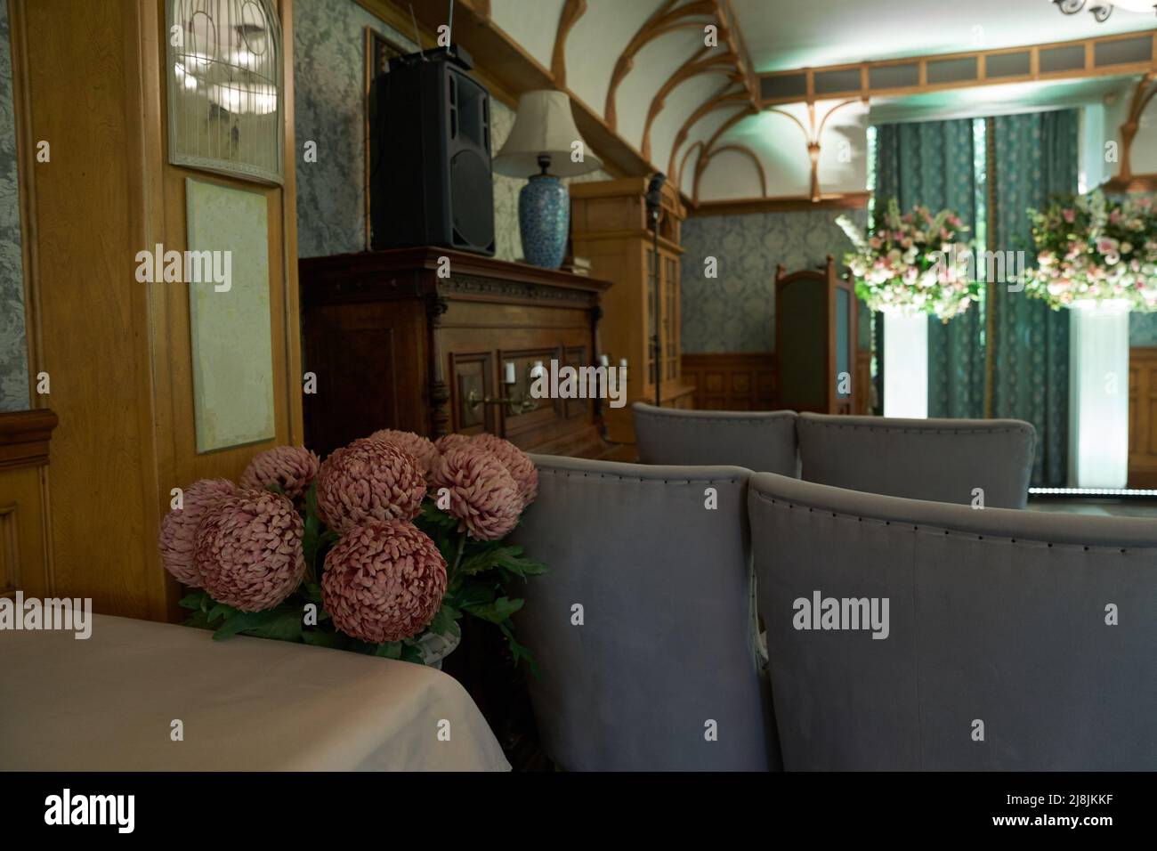 Teil eines schönen vintage Halle für eine Hochzeitszeremonie.Elegantes Interieur-Design mit Vintage-Stil Blumen. Hochwertige Fotos Stockfoto