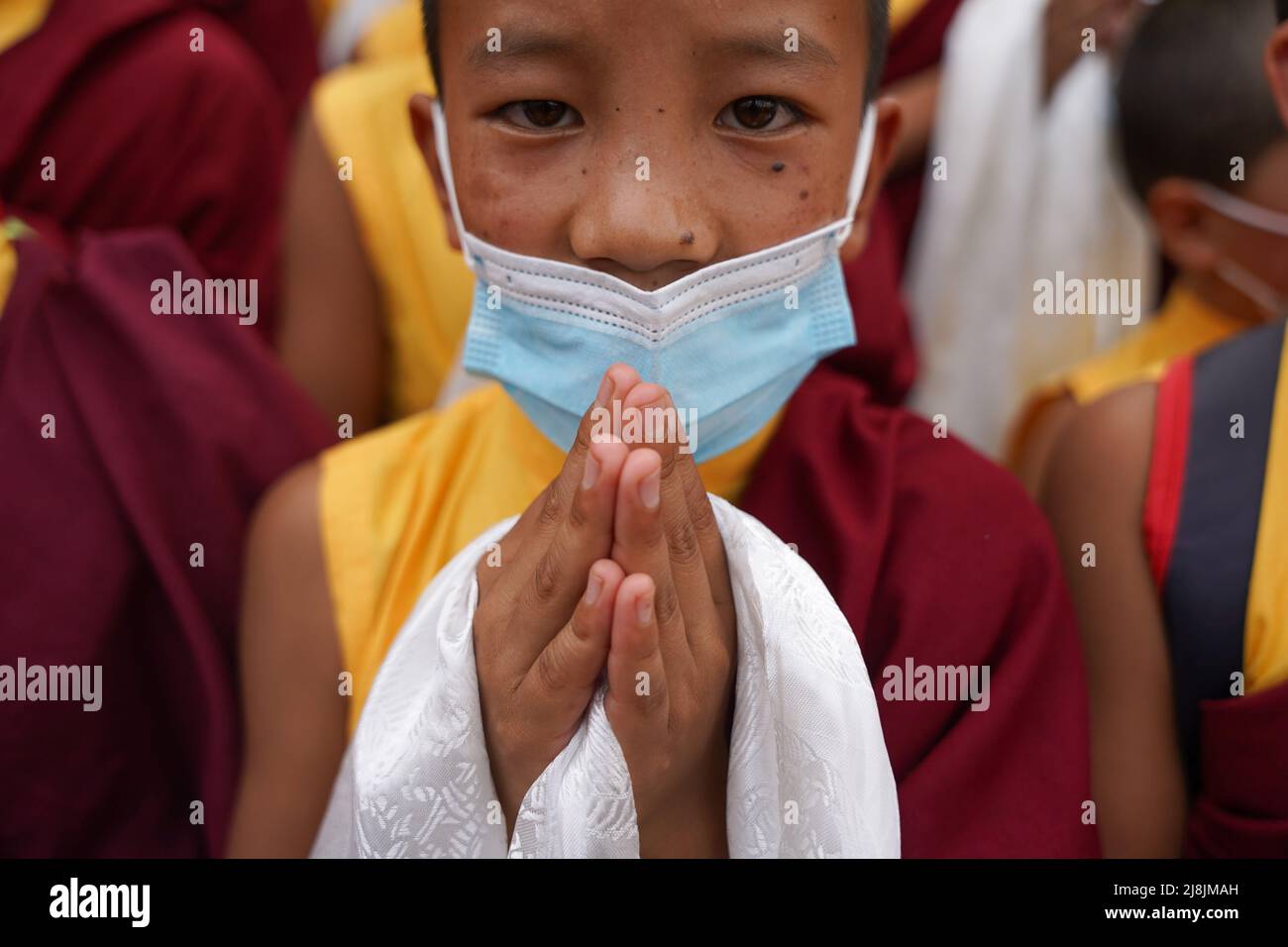 Kathmandu, Nepal. 16.. Mai 2022. Junger Mönch mit Maske betet für Buddha Jayanti, den Geburtstag von Lord Buddha, in der Nähe von Boudhanath Stupa. (Bild: © Aryan Dhimal/ZUMA Press Wire) Stockfoto