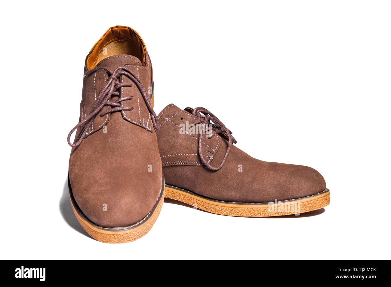 Ein Paar braune Wildlederschuhe für Männer, isoliert auf weißem Hintergrund Stockfoto