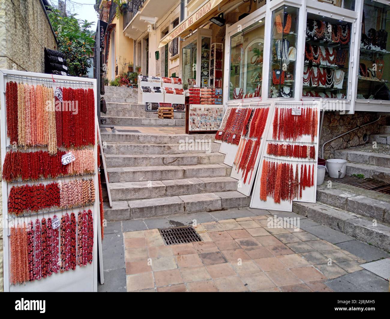 Geschäft mit roten Korallen-Halsketten in der Stadt Taormina, Sizilien Stockfoto