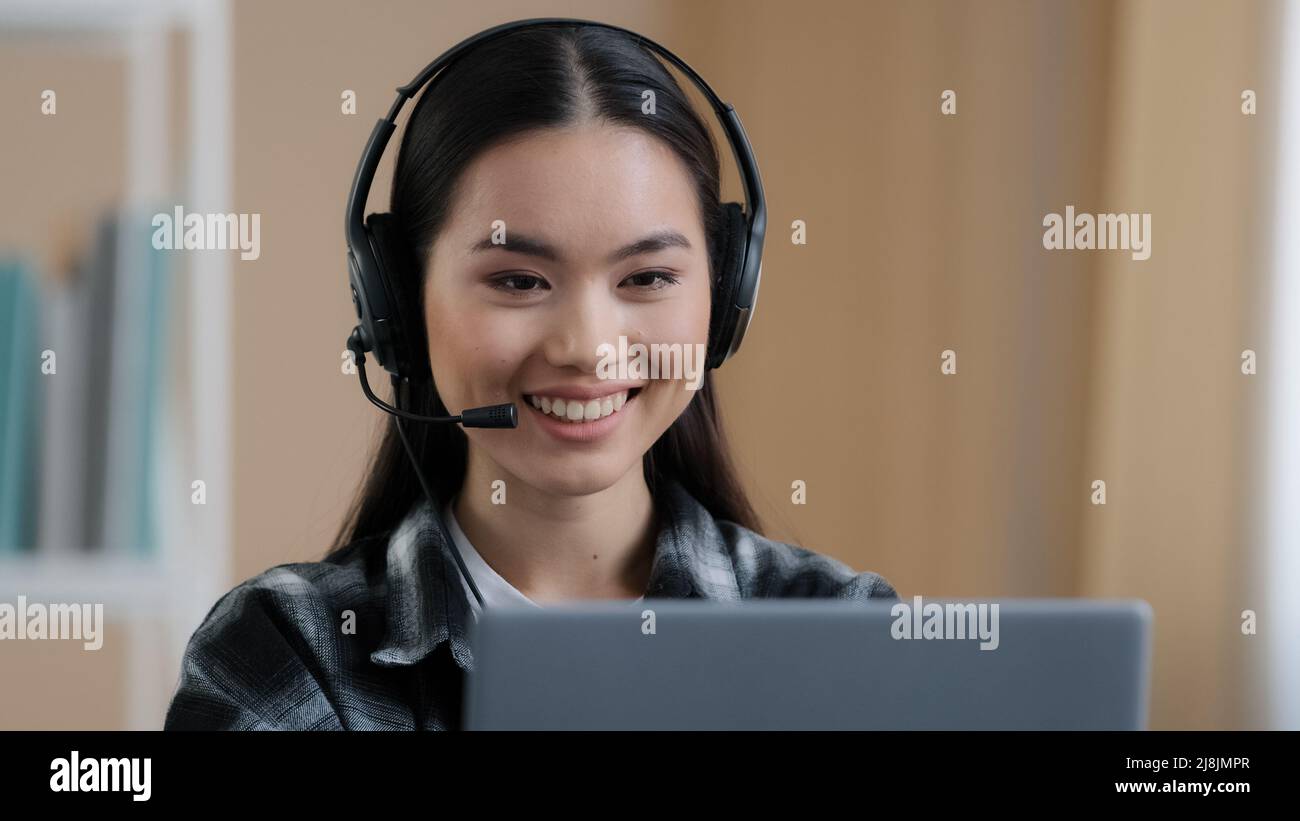 Portrait asiatisch Frau Student Mädchen online entfernt Lehrer tragen Headset reden Telefonkonferenz sprechen Blick auf Laptop zu Hause Büro Video Chat Job Stockfoto