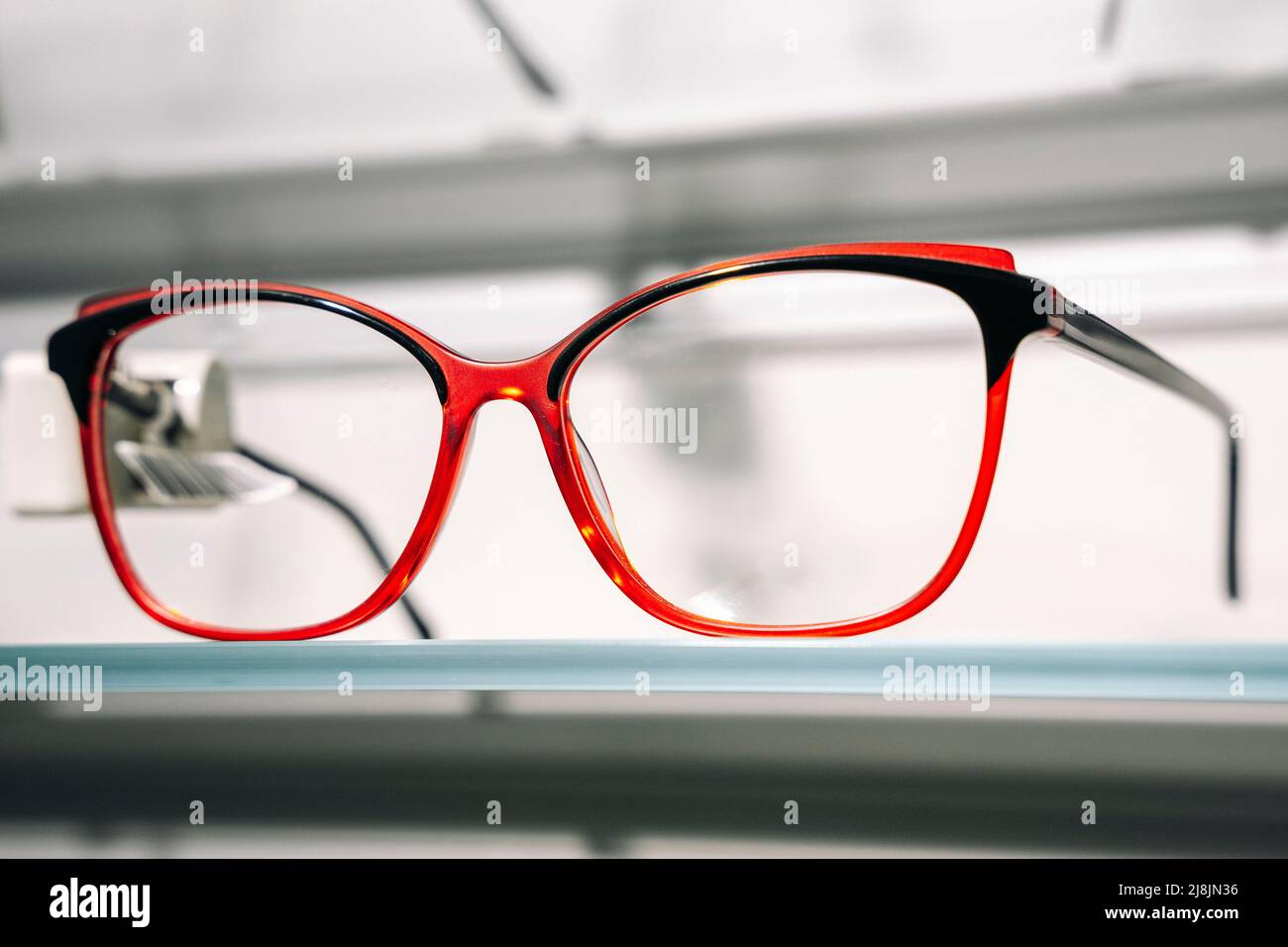 Gläser mit Dioptrien am Schaufenster. Vitrine eines Optiken-Stores Stockfoto