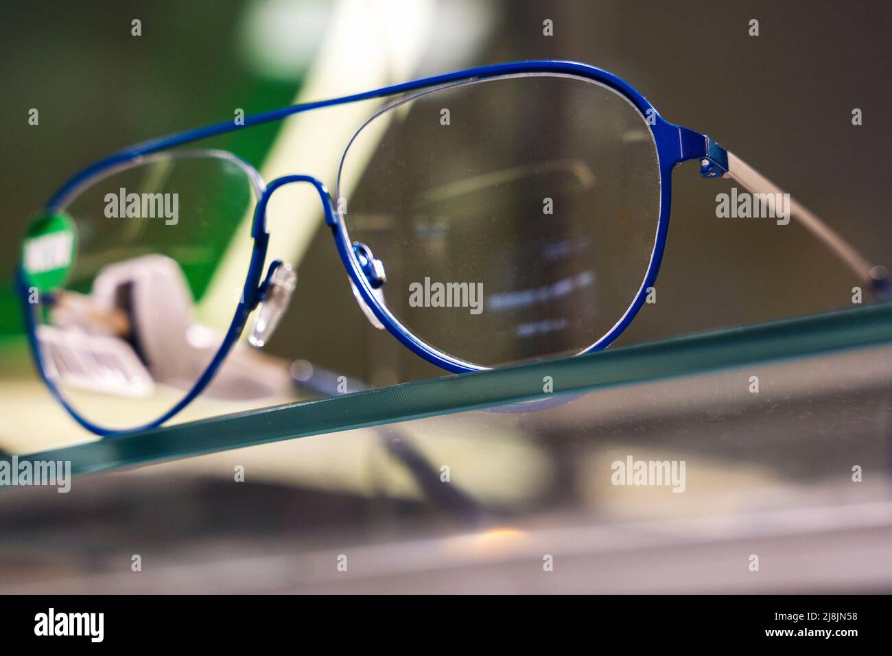Gläser mit Dioptrien am Schaufenster. Vitrine eines Optiken-Stores Stockfoto