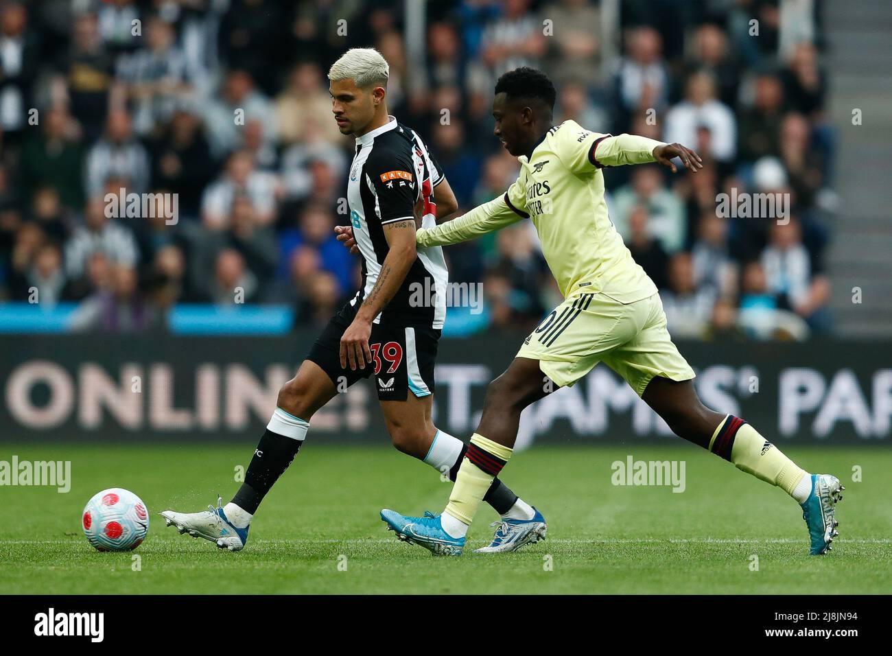 NEWCASTLE UPON TYNE, GROSSBRITANNIEN. MAI 16. Burno Guimaraes von Newcastle United und Nuno Tavares von Arsenal in Aktion während des Premier League-Spiels zwischen Newcastle United und Arsenal am Montag, den 16.. Mai 2022 im St. James's Park, Newcastle. (Kredit: Will Matthews | MI News) Kredit: MI News & Sport /Alamy Live News Stockfoto