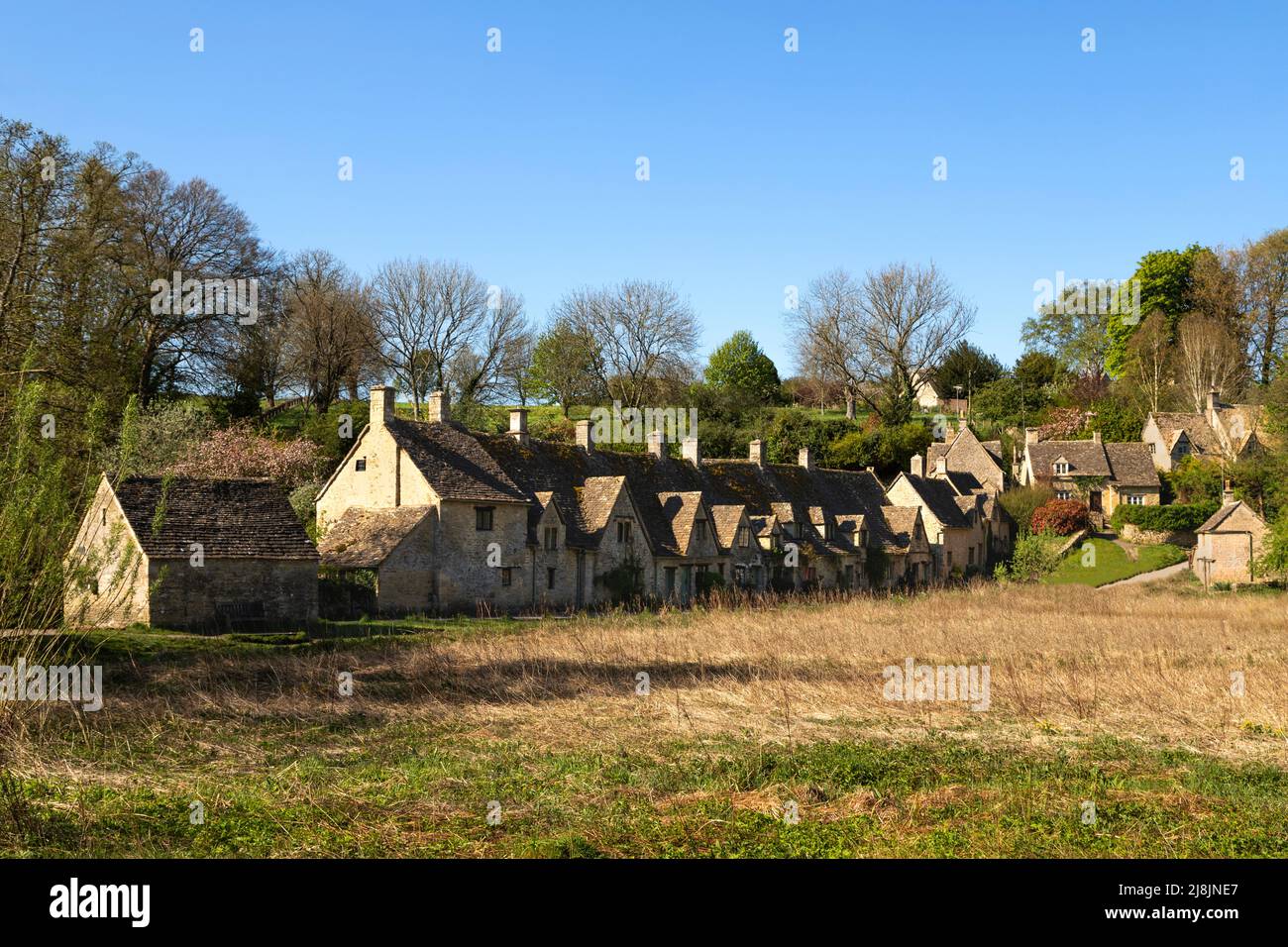 Malerische Aussicht auf Arlington Row Cottages, Bibury, die Cotswolds, Gloucestershire, England, Vereinigtes Königreich. Stockfoto