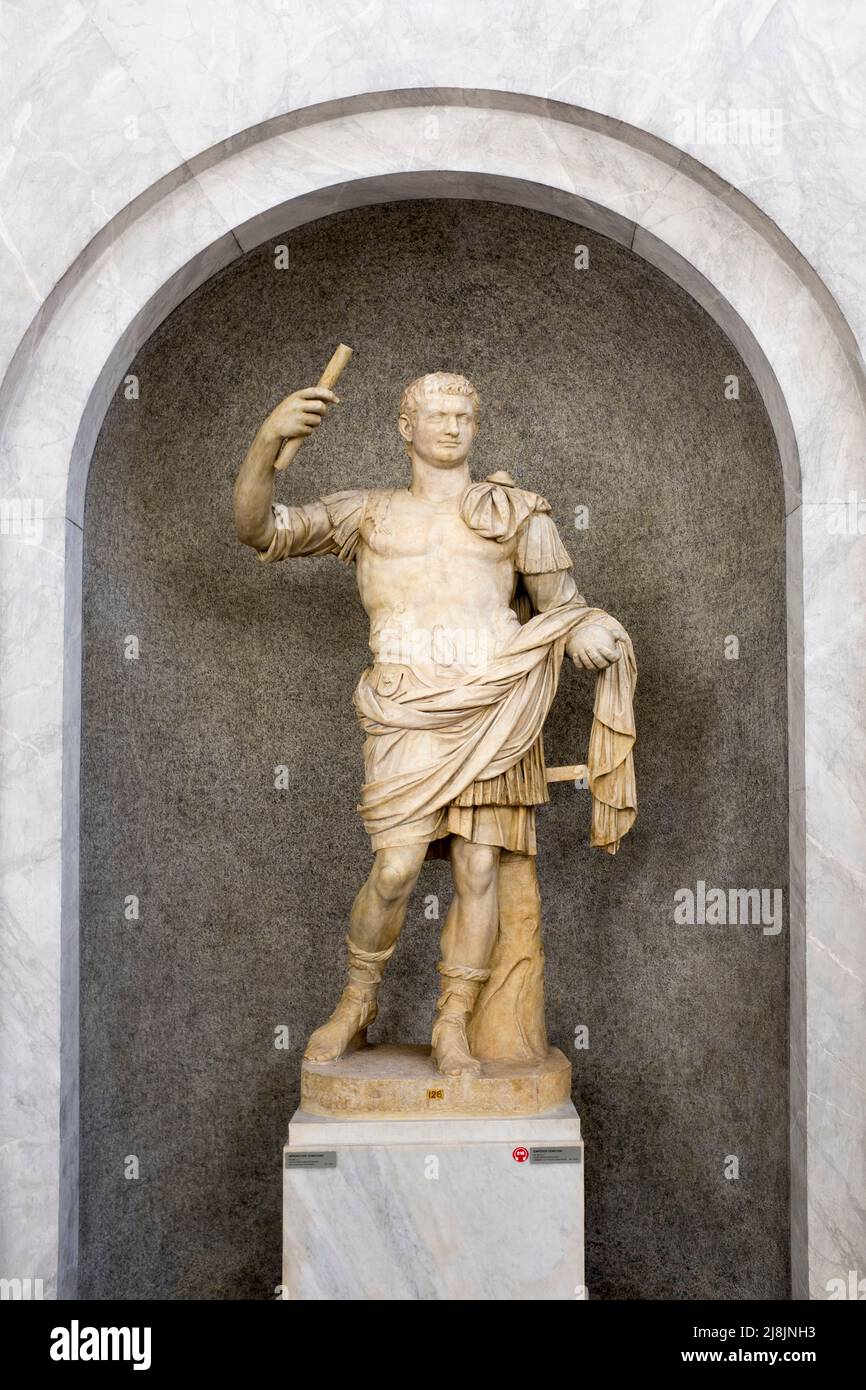 Statue des Kaisers Domitian im Chiaramonti Museum im Vatikan Rom Italien Stockfoto