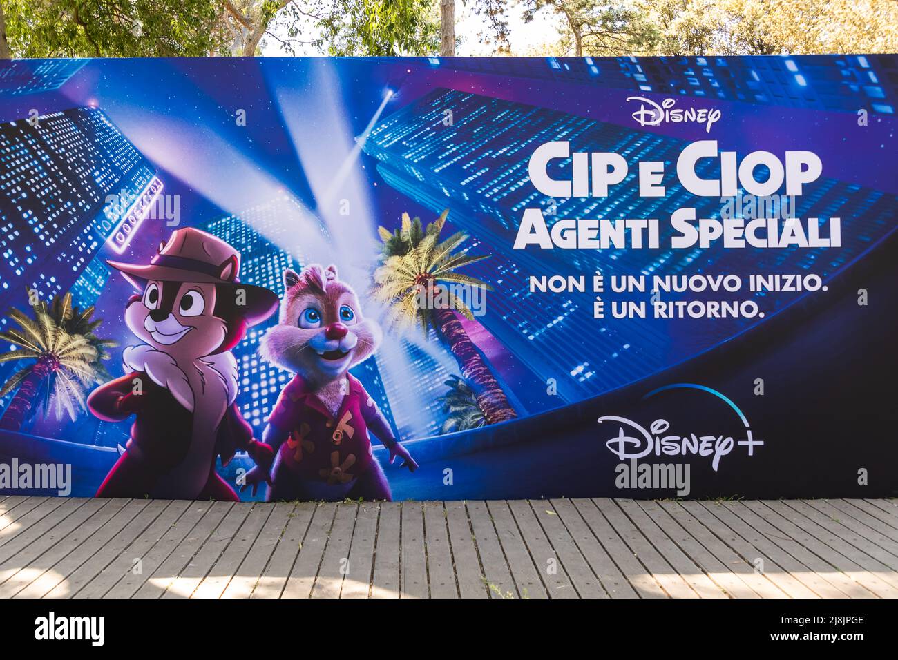 Rom, Italien - 16. Mai 2022: Die Grafiken, die als Hintergrund für die Fotozelle des Disney Picturs 'CIP e CIOP Agenti Speciali' in Rom, Italien, verwendet wurden. Stockfoto