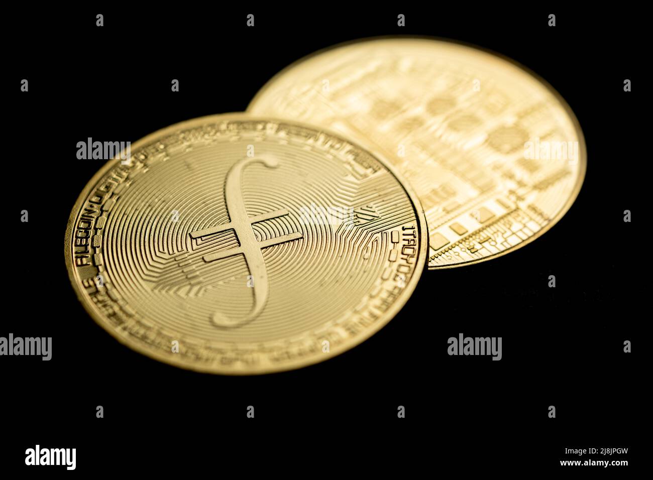 Nahaufnahme einer goldenen digitalen Kryptowährung von Filecoin. Stockfoto