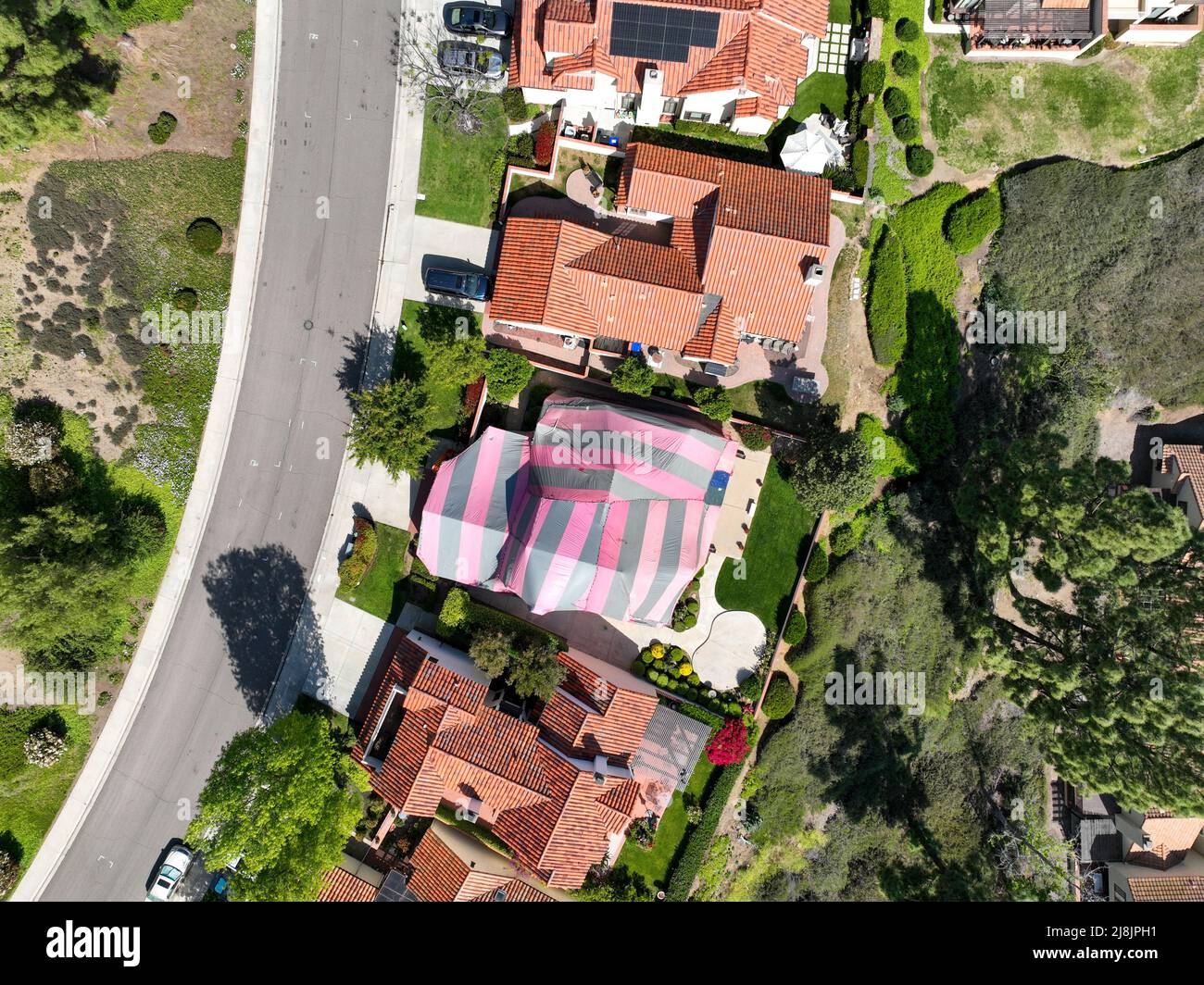 Überdachte Villa mit einem rot-grauen Zelt, während sie für Termiten begast wurde, San Diego, Kalifornien, USA. 17.. April 2022 Stockfoto