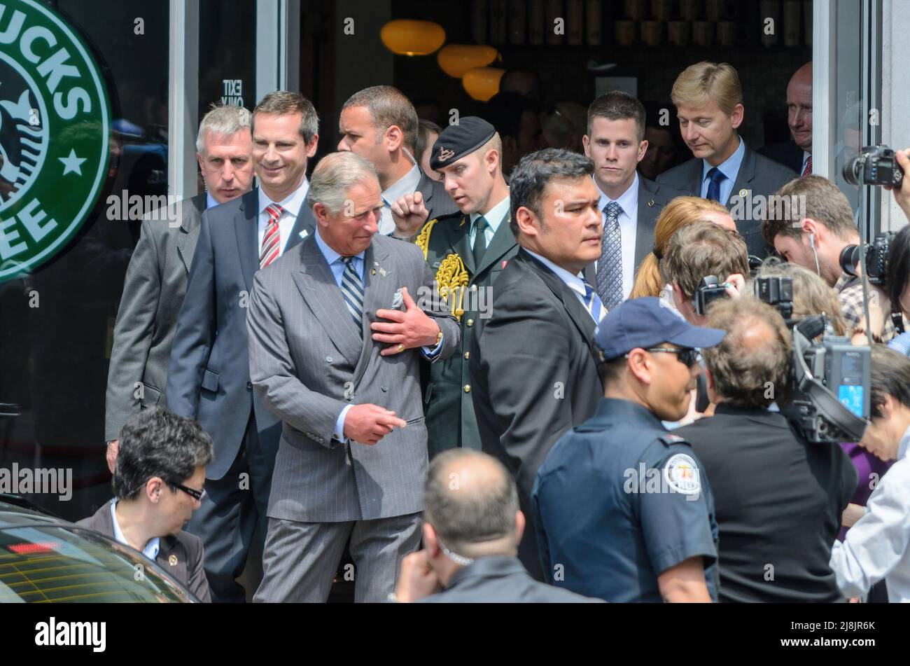 Toronto, Kanada - 22. Mai 2012: Prinz Charles besucht die Ryerson University. Der Besuch war Teil der Feierlichkeiten zum Diamantenjubiläum der Königin. Stockfoto