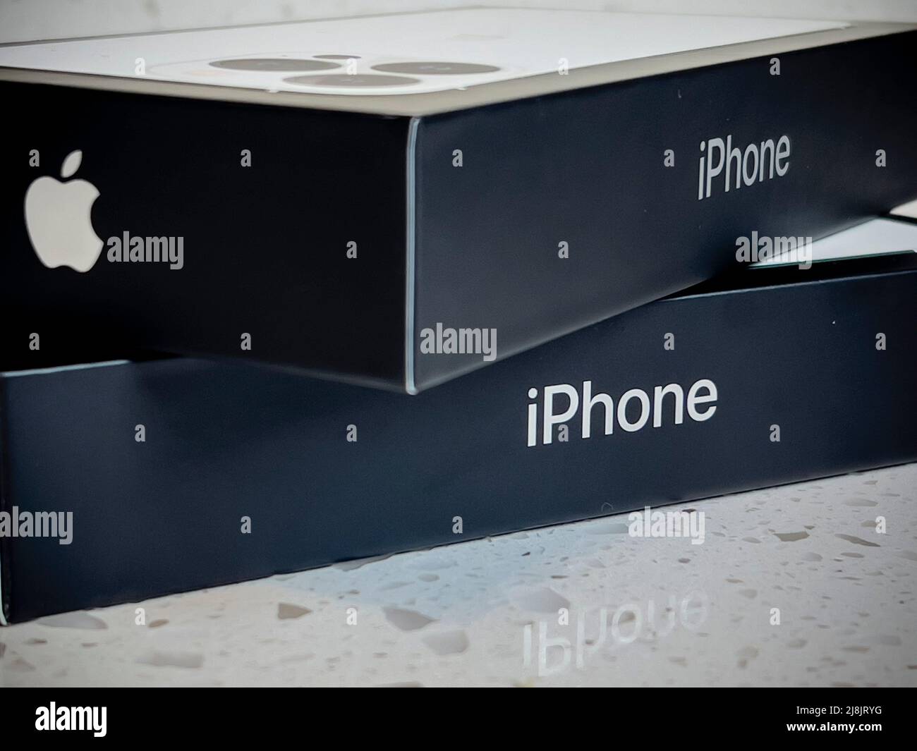 Seattle, WA USA - ca. Mai 2022: Blick auf zwei iPhone 13 Pro Boxen auf einer Küchentheke in einem Haus Stockfoto