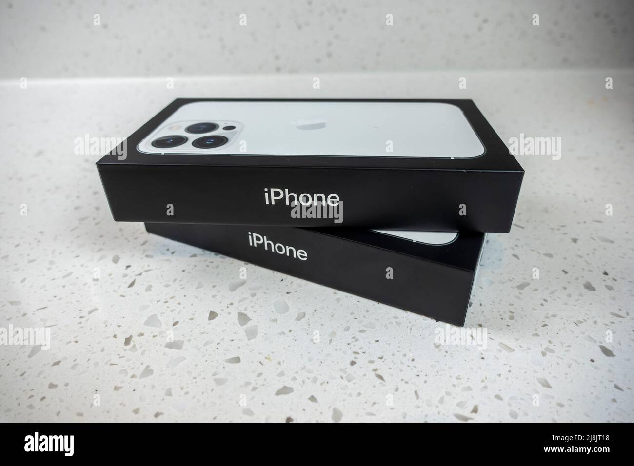 Seattle, WA USA - ca. Mai 2022: Blick auf zwei iPhone 13 Pro Boxen auf einer Küchentheke in einem Haus Stockfoto