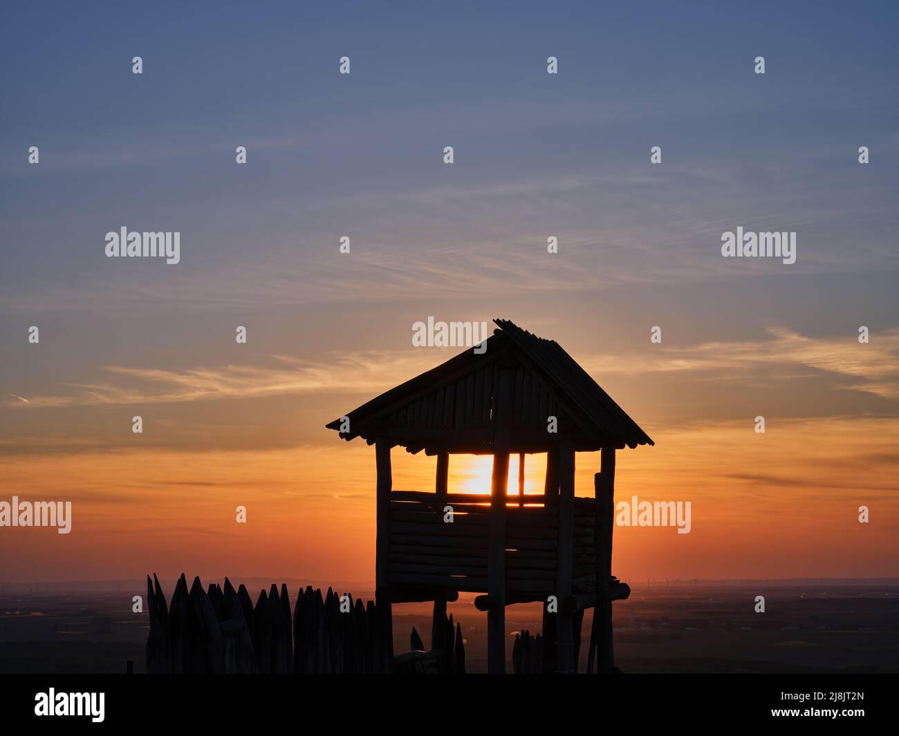 Silhouette eines hölzernen Aussichtspunkts auf dem Braunsberg bei Sonnenuntergang bei Hainburg, Österreich. Stockfoto