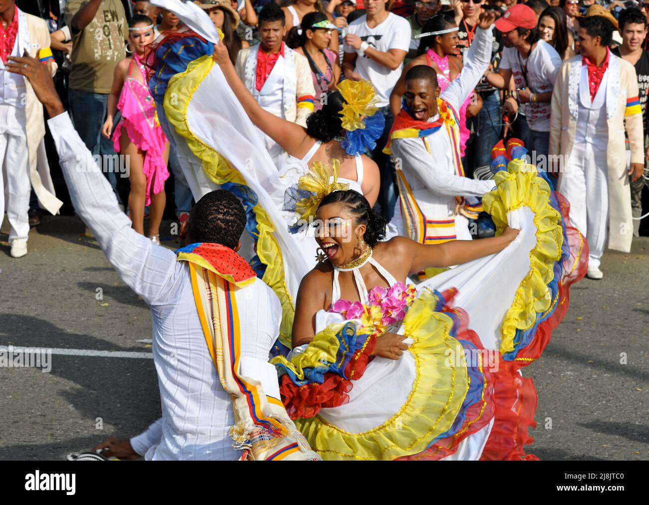 Kolumbianische Tänzer führen Cambia in traditioneller Tracht vor. Cali, Kolumbien Stockfoto