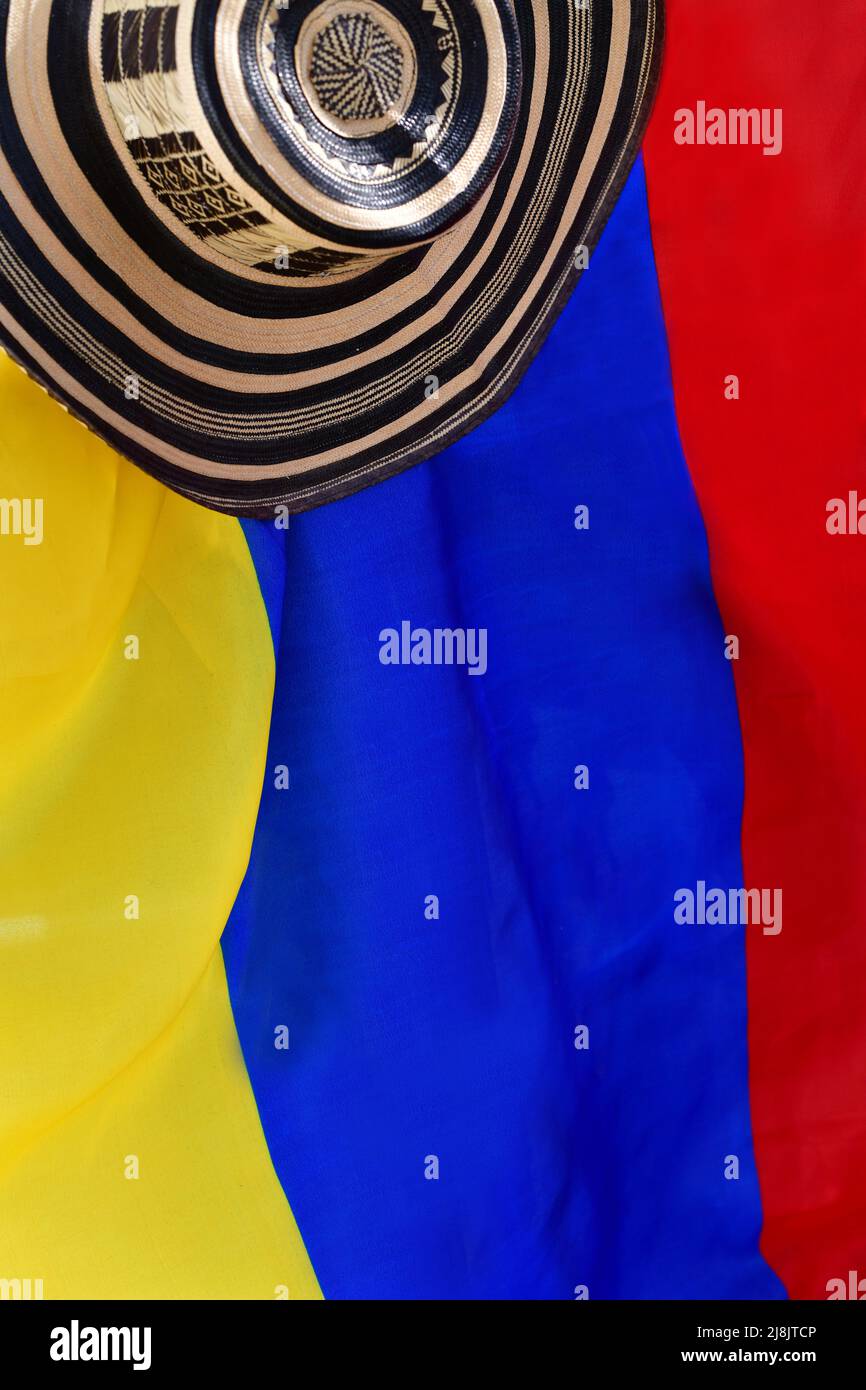 'Sombrero vueltiao' (traditioneller Hut aus Kolumbien) mit kolumbianischer Flagge als Hintergrund Stockfoto