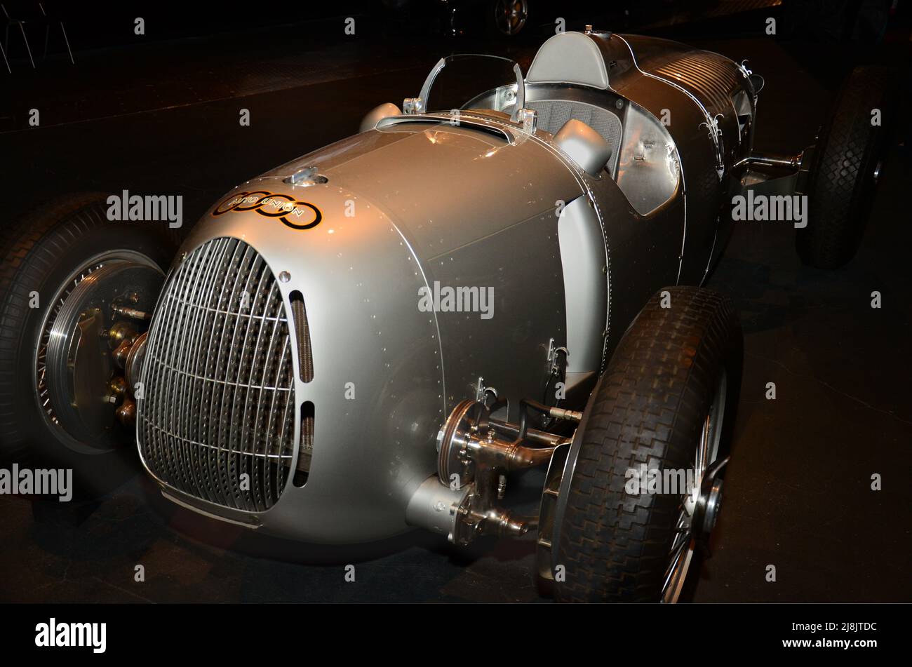 Nahaufnahme eines antiken Audi Rennwagens mit dem Auto Union Logo in einer Museumsausstellung Stockfoto