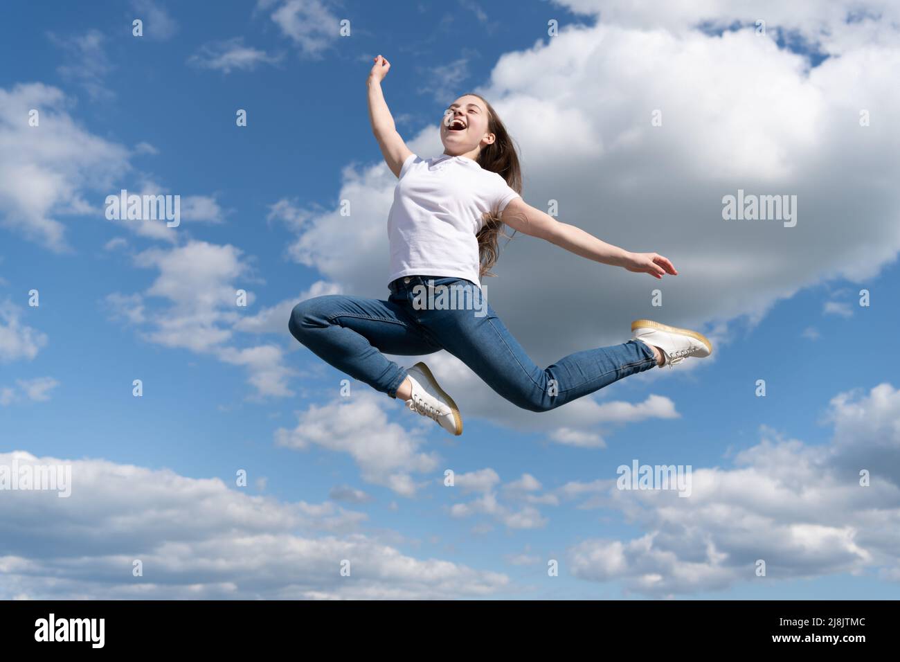 Happy teen Kind springen auf Himmel Hintergrund Stockfoto