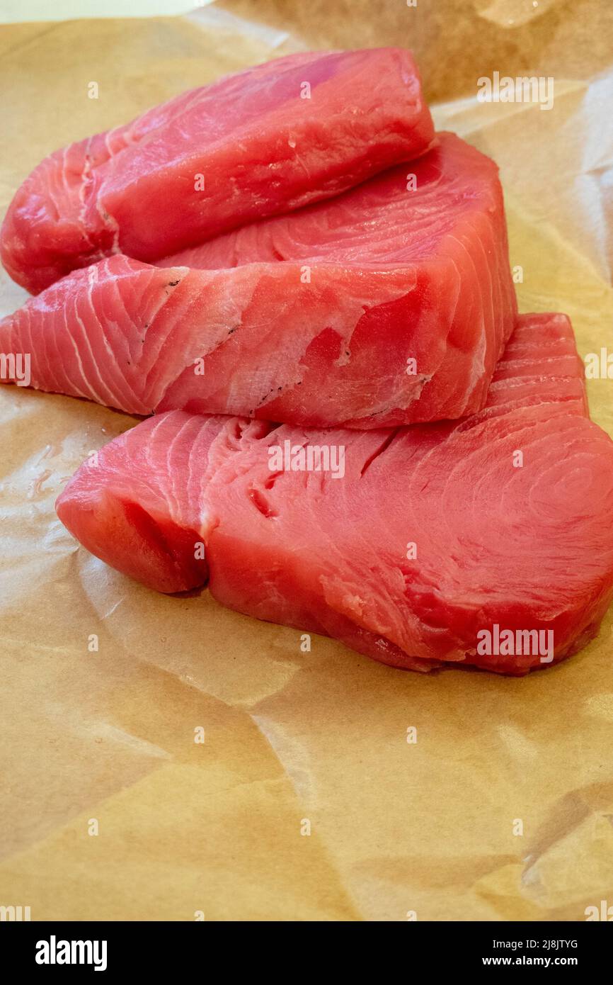 Rohe Thunfisch-Steaks in Sushi-Qualität, USA 2022 Stockfoto