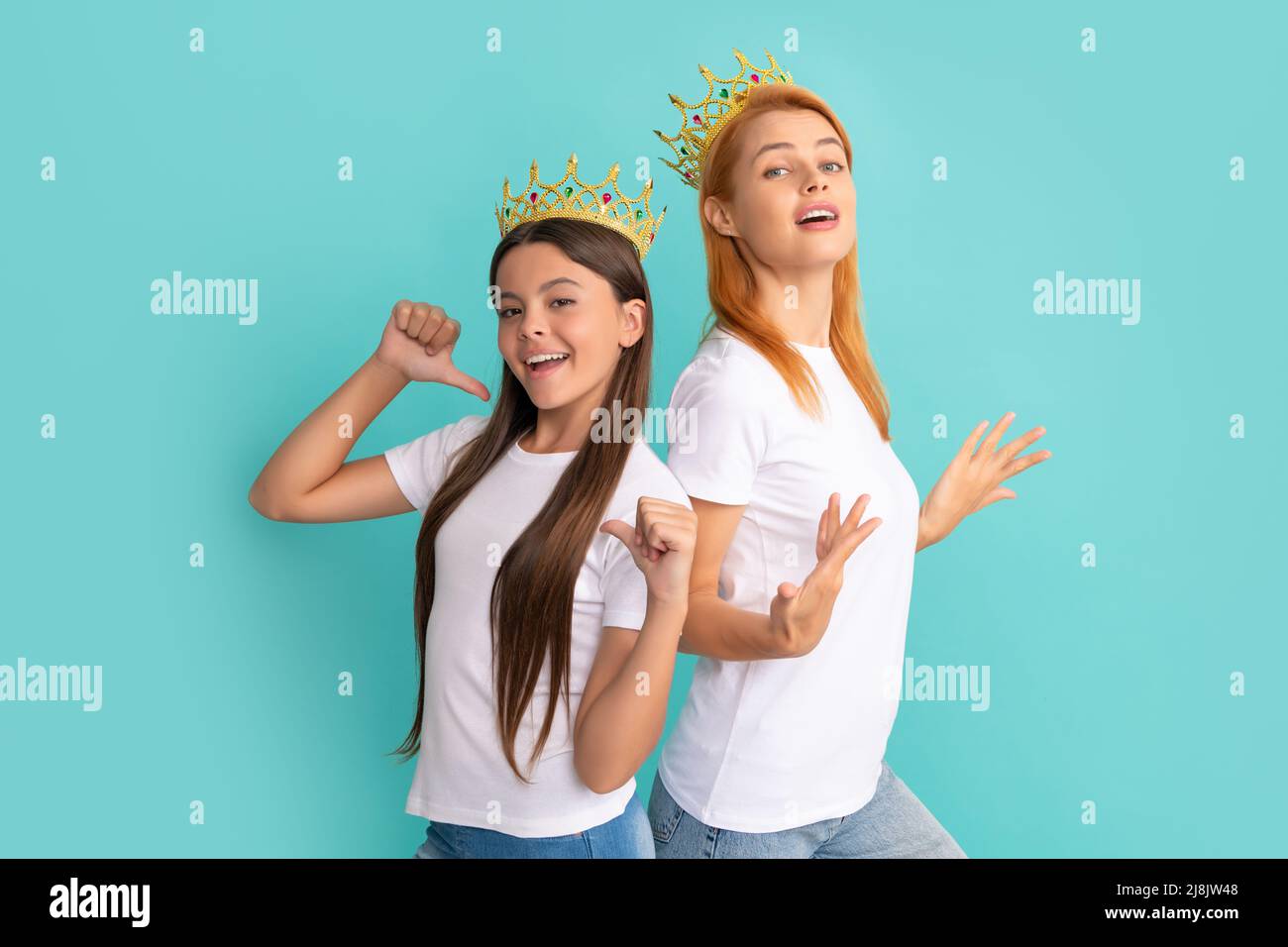 Werbung für Ihren Abschlussball. Selbstsüchtige Frauen und Mädchen zeigen mit den Fingern auf weiße T-Shirts. T-Shirt-Werbung, Kopierfläche Stockfoto