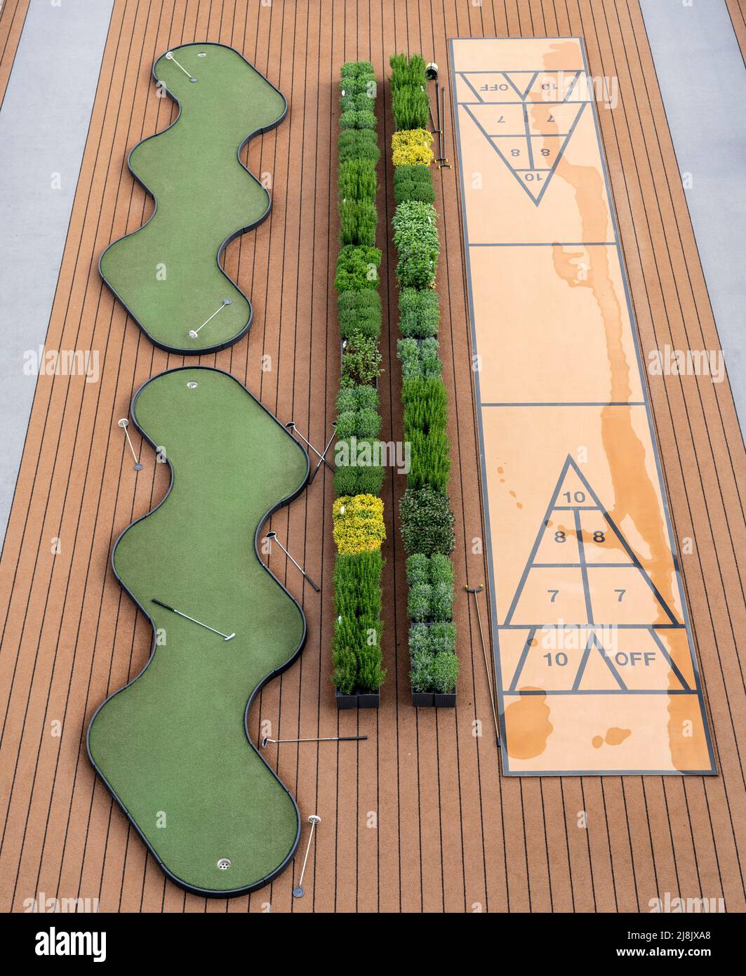 Außendeck, Oberdeck, Freiluftdeck eines Flusskreuzfahrtschiffes, Putting Green und Shuffleboard-Spiel an Deck, Stockfoto