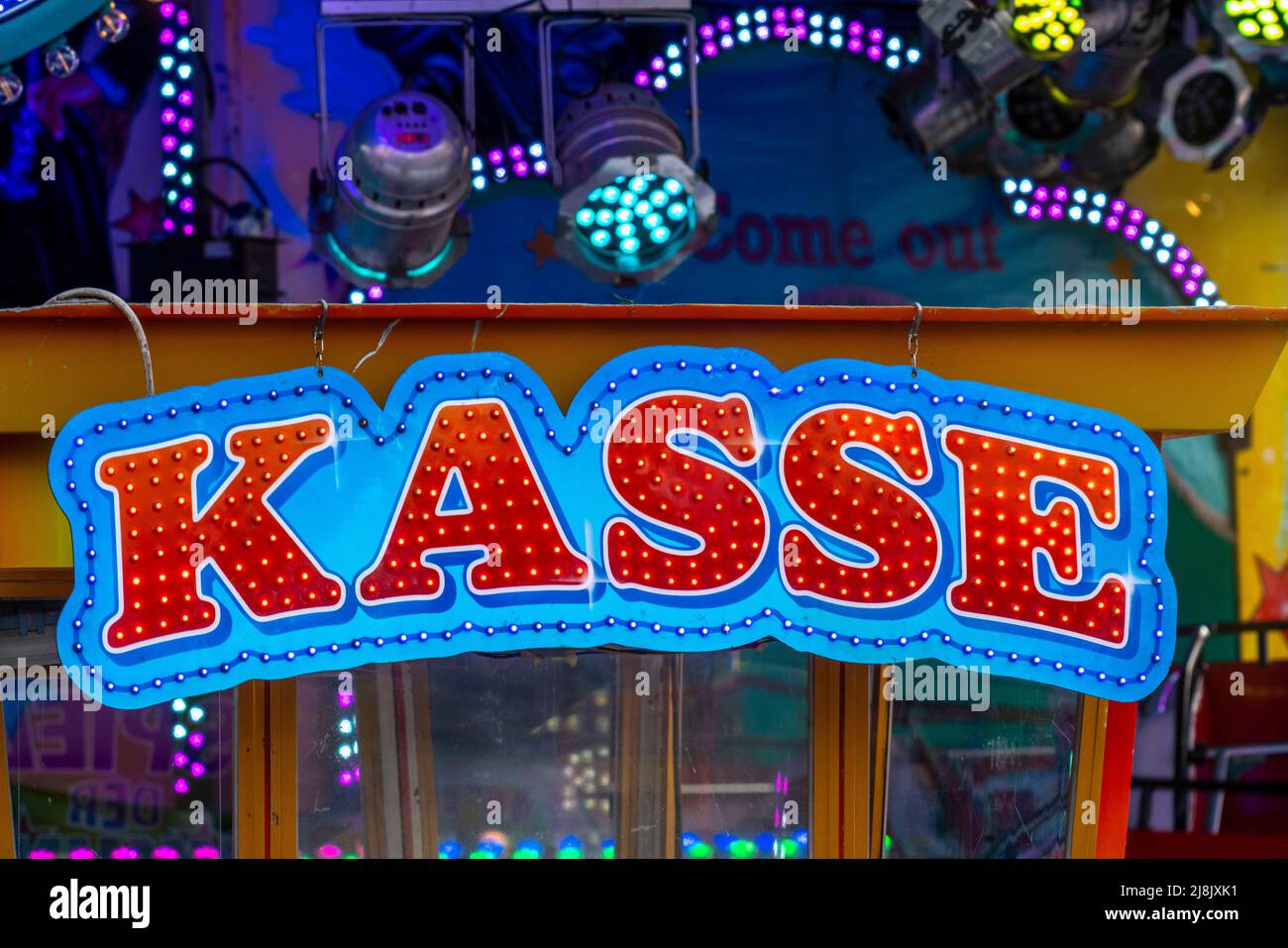 Kirmes, Messe, beleuchtetes Schild an der Kasse einer Fahrt auf dem Messegelände Stockfoto